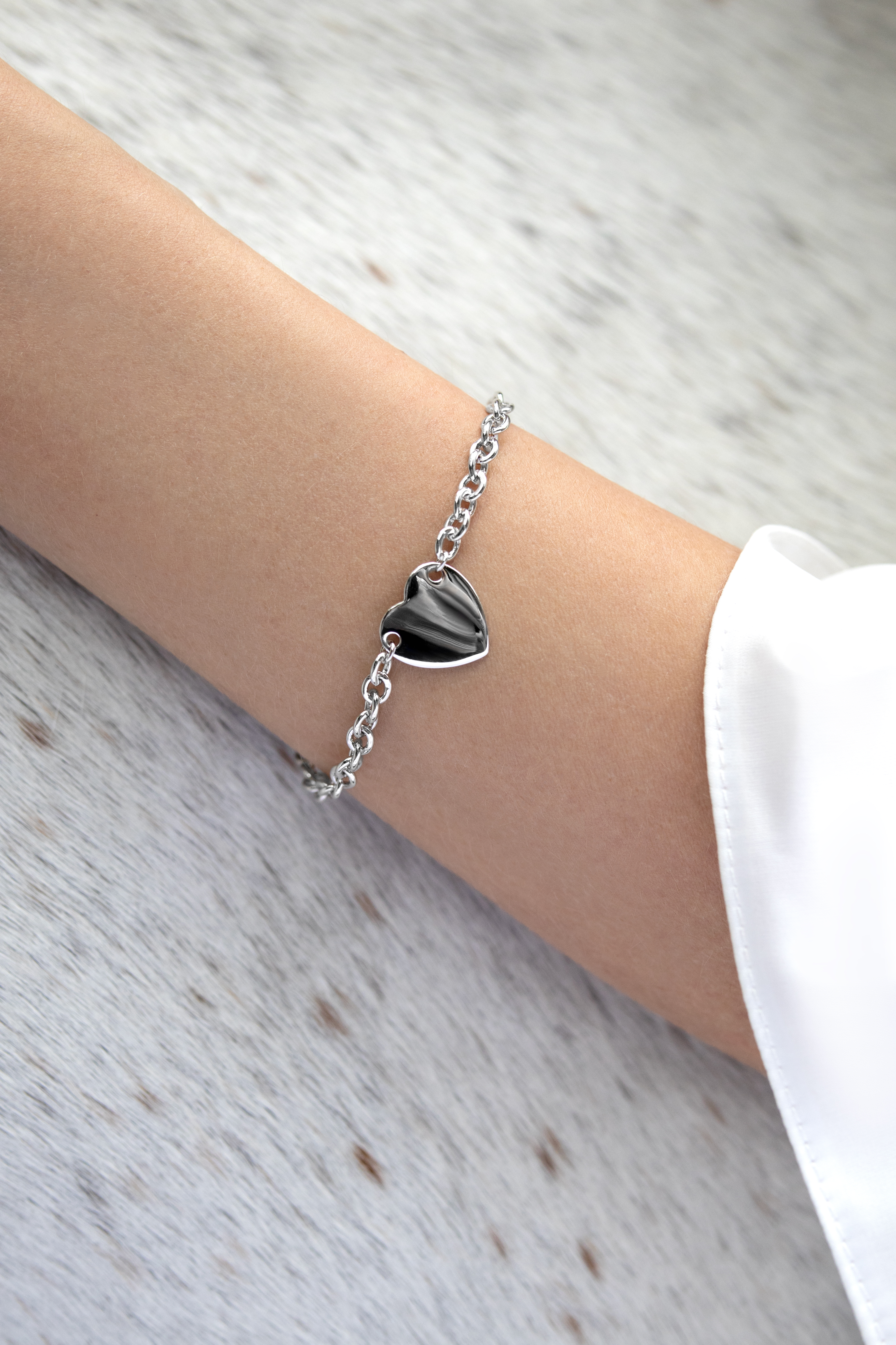 Браслеты: Браслет на толстой цепи с плашкой в виде сердца можно купить в ювелирном гардеробе MOMNT (Momentsilver), интернет-магазине украшений из серебра. . Артикул 