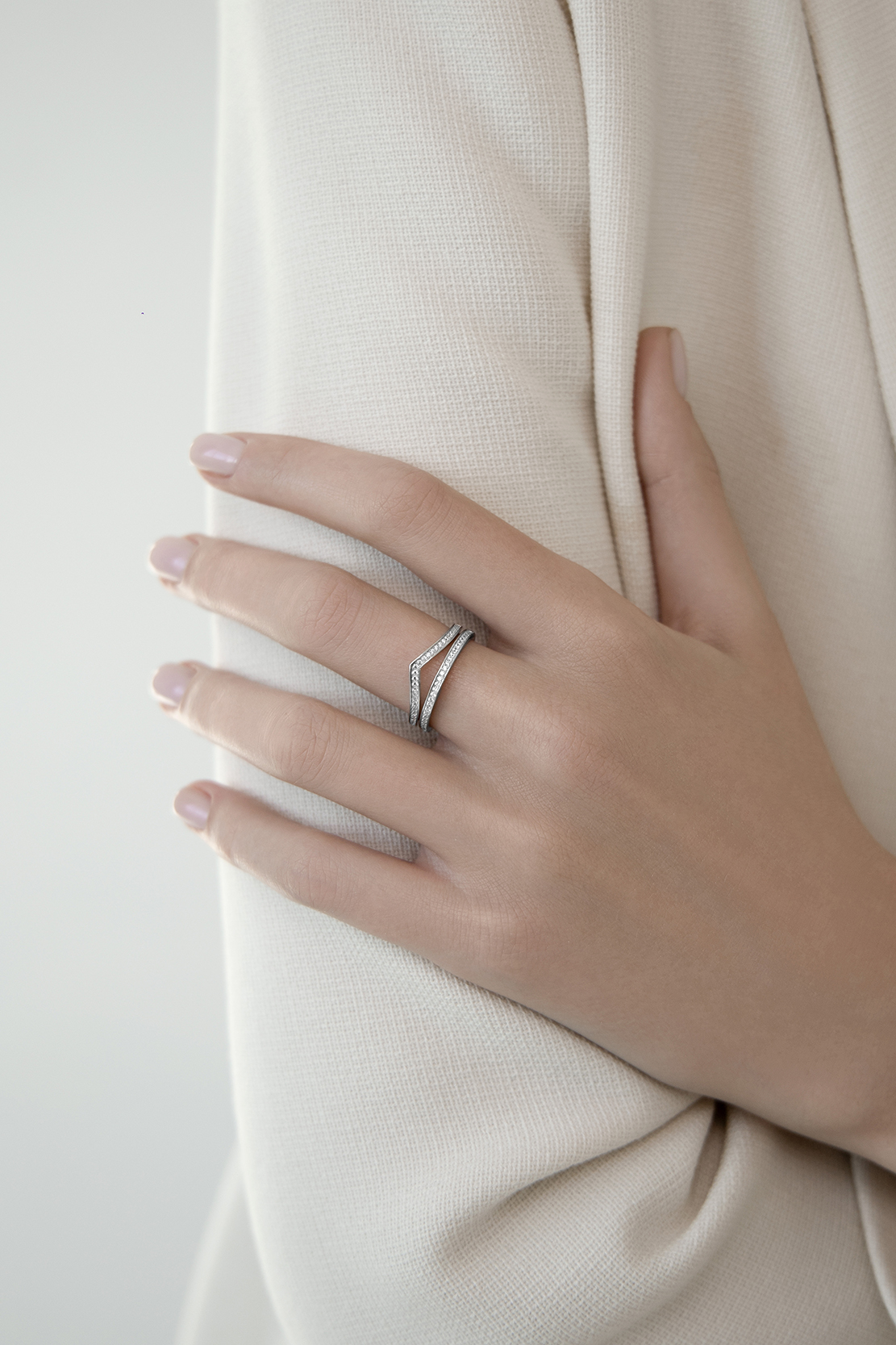 Кольца: Кольцо V двойное можно купить в ювелирном гардеробе MOMNT (Momentsilver), интернет-магазине украшений из серебра. Серебро 925, родий, вставки:куб.цирконий. Артикул 