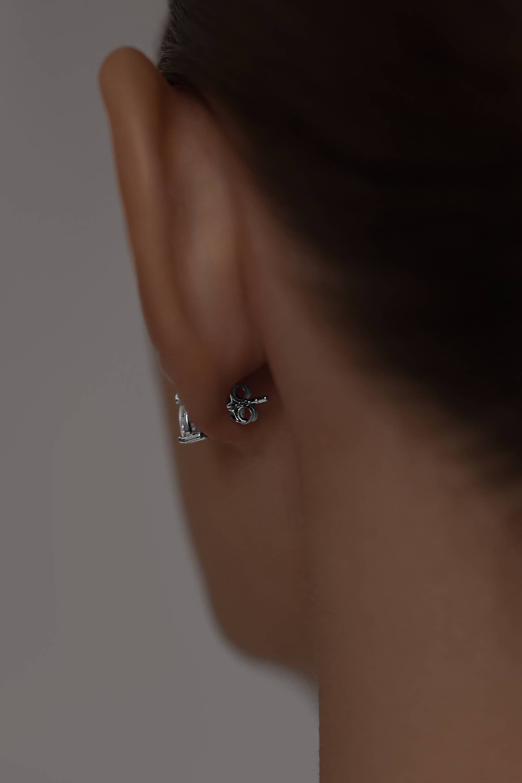 Серьги: Серьги-гвоздики в огранке Груша можно купить в ювелирном гардеробе MOMNT (Momentsilver), интернет-магазине украшений из серебра. Серебро 925, родий, вставки:куб.цирконий. Артикул 