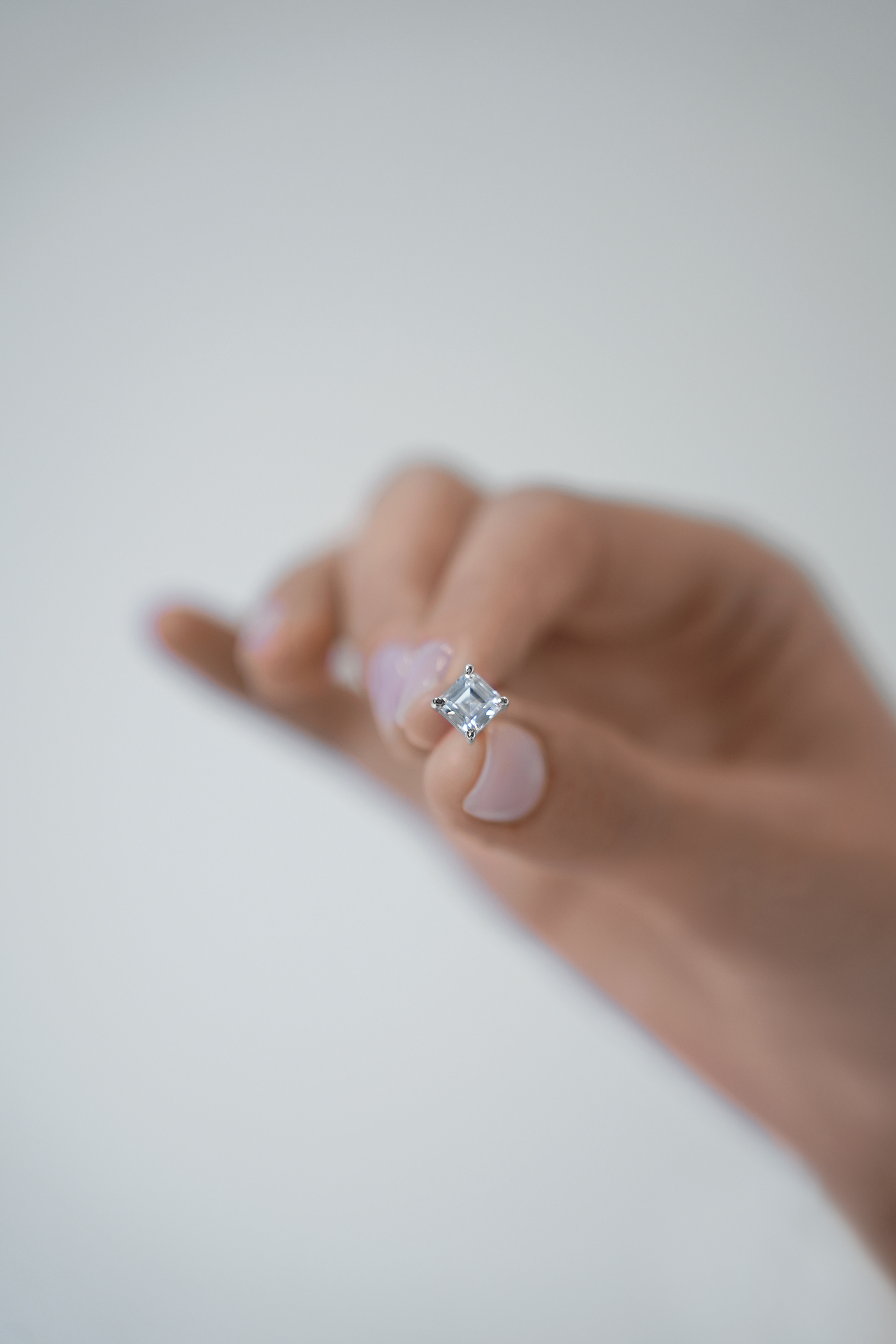 Серьги: Cерьги-гвоздики в огранке "Ашер" в открытой оправе можно купить в ювелирном гардеробе MOMNT (Momentsilver), интернет-магазине украшений из серебра. Серебро 925, родий, вставки:куб.цирконий. Артикул 