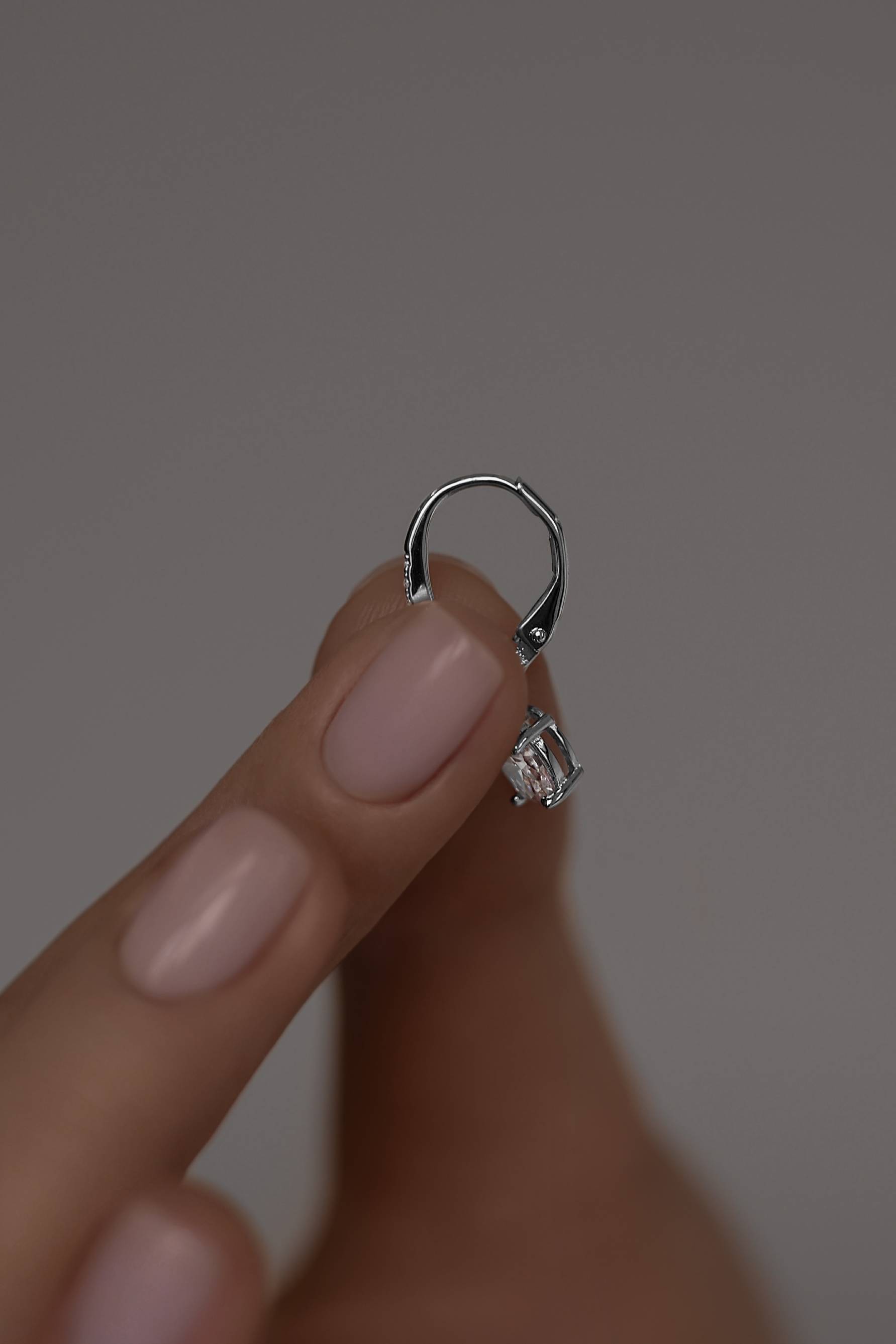 Серьги: Серьги в огранке овал на французском замке можно купить в ювелирном гардеробе MOMNT (Momentsilver), интернет-магазине украшений из серебра. Серебро 925, родий, вставки:куб.цирконий. Артикул 