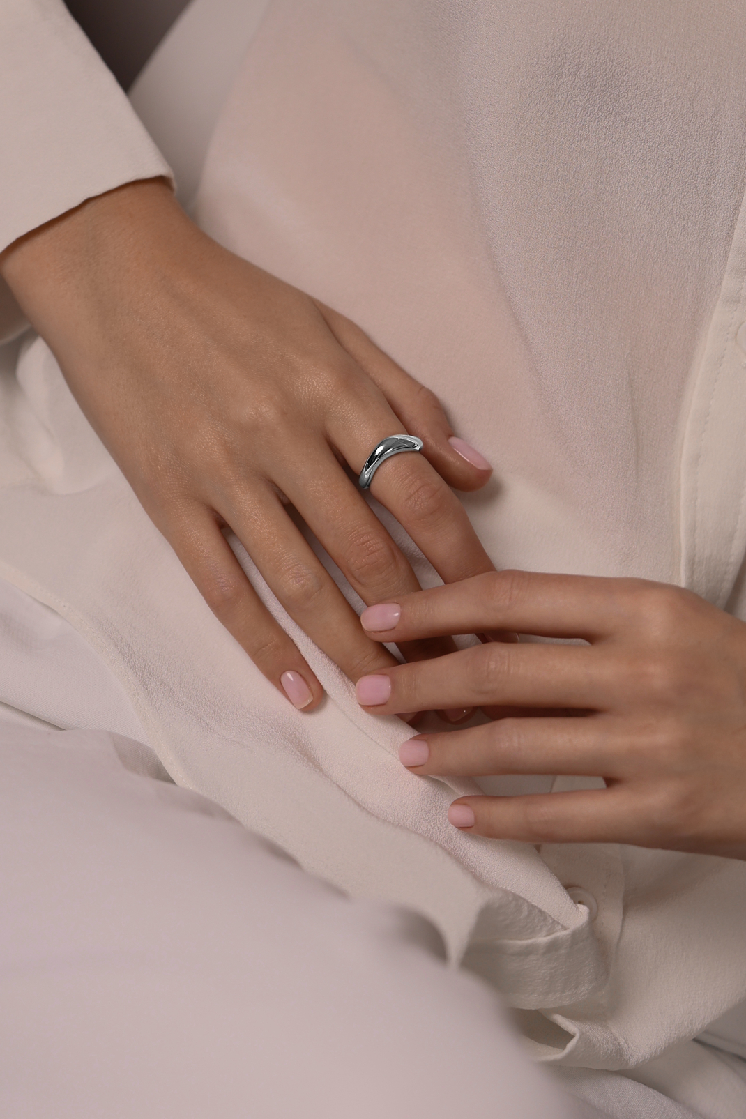 Кольца: Кольцо Волна можно купить в ювелирном гардеробе MOMNT (Momentsilver), интернет-магазине украшений из серебра. Серебро 925,родий.. Артикул 