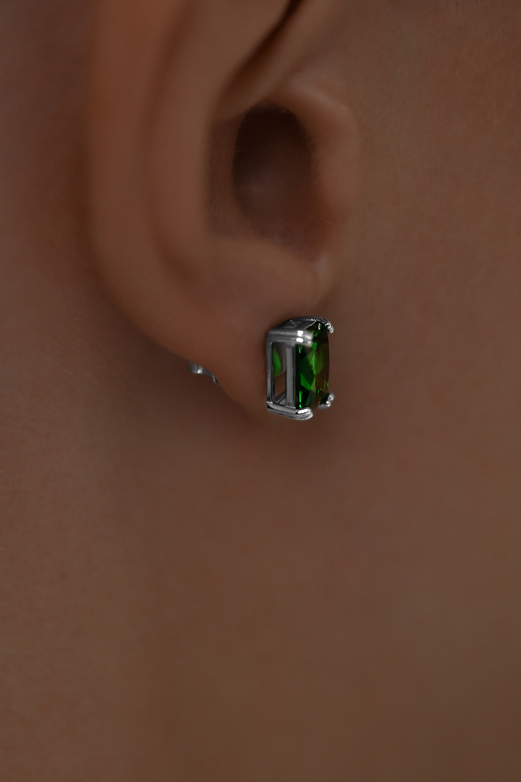 Серьги: Изумрудные серьги-гвоздики в прямоугольной огранке можно купить в ювелирном гардеробе MOMNT (Momentsilver), интернет-магазине украшений из серебра. Серебро 925, родий. Артикул 