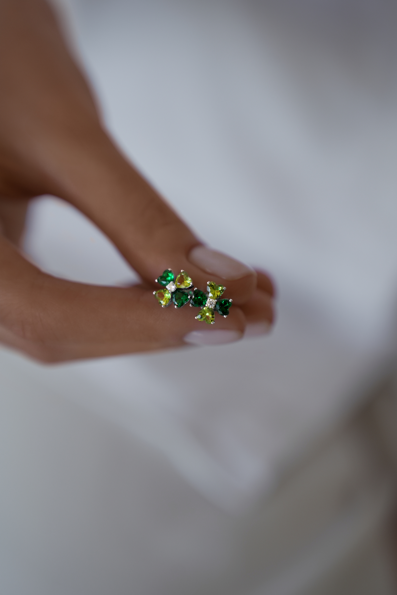 Серьги: Серьги-гвоздики Изумрудный клевер можно купить в ювелирном гардеробе MOMNT (Momentsilver), интернет-магазине украшений из серебра. Серебро 925, родий. Артикул 