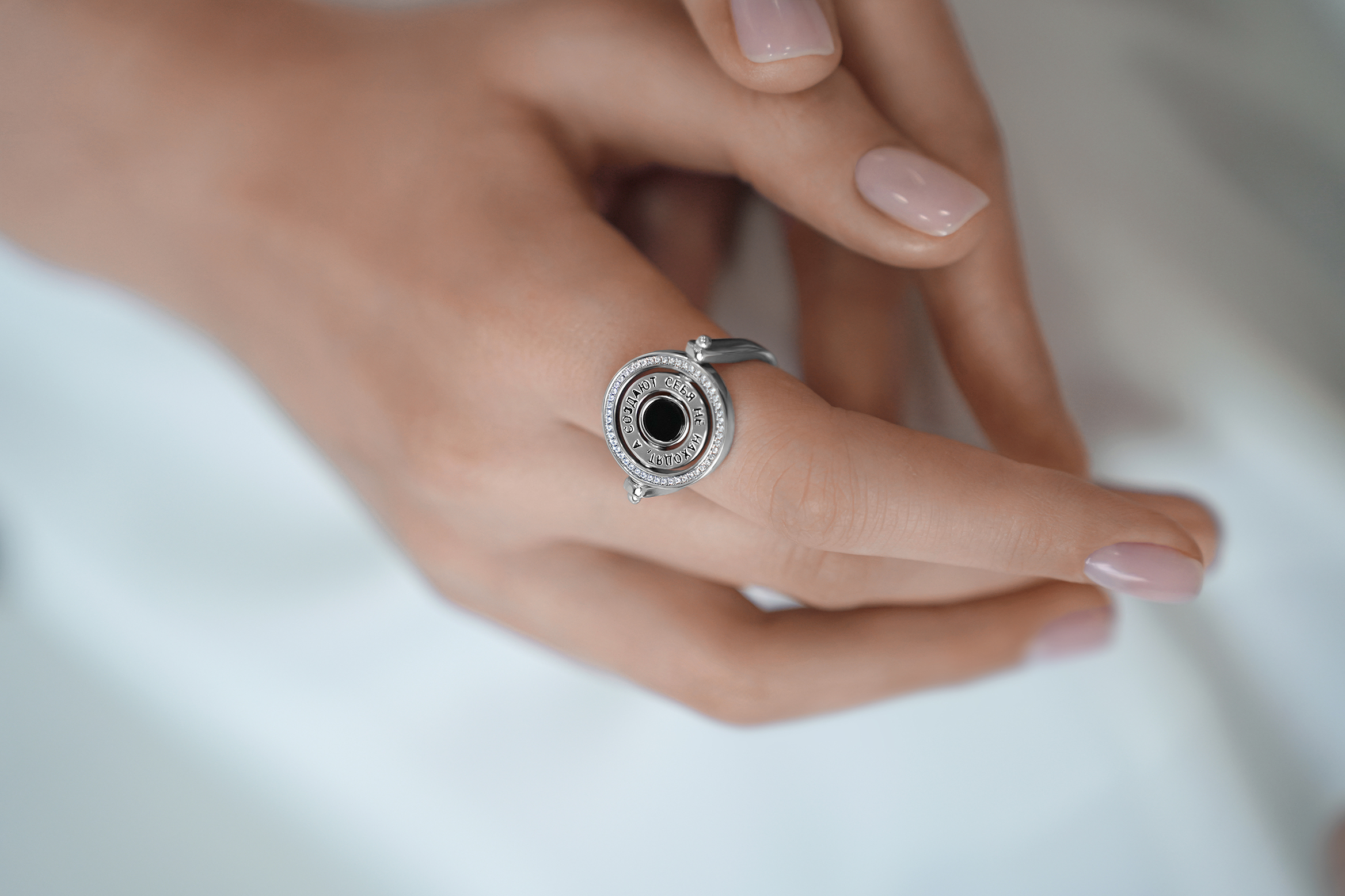 Кольца: Кольцо-маховик "Себя создают" с ониксом можно купить в ювелирном гардеробе MOMNT (Momentsilver), интернет-магазине украшений из серебра. Серебро 925, родий, вставка : оникс. Артикул 