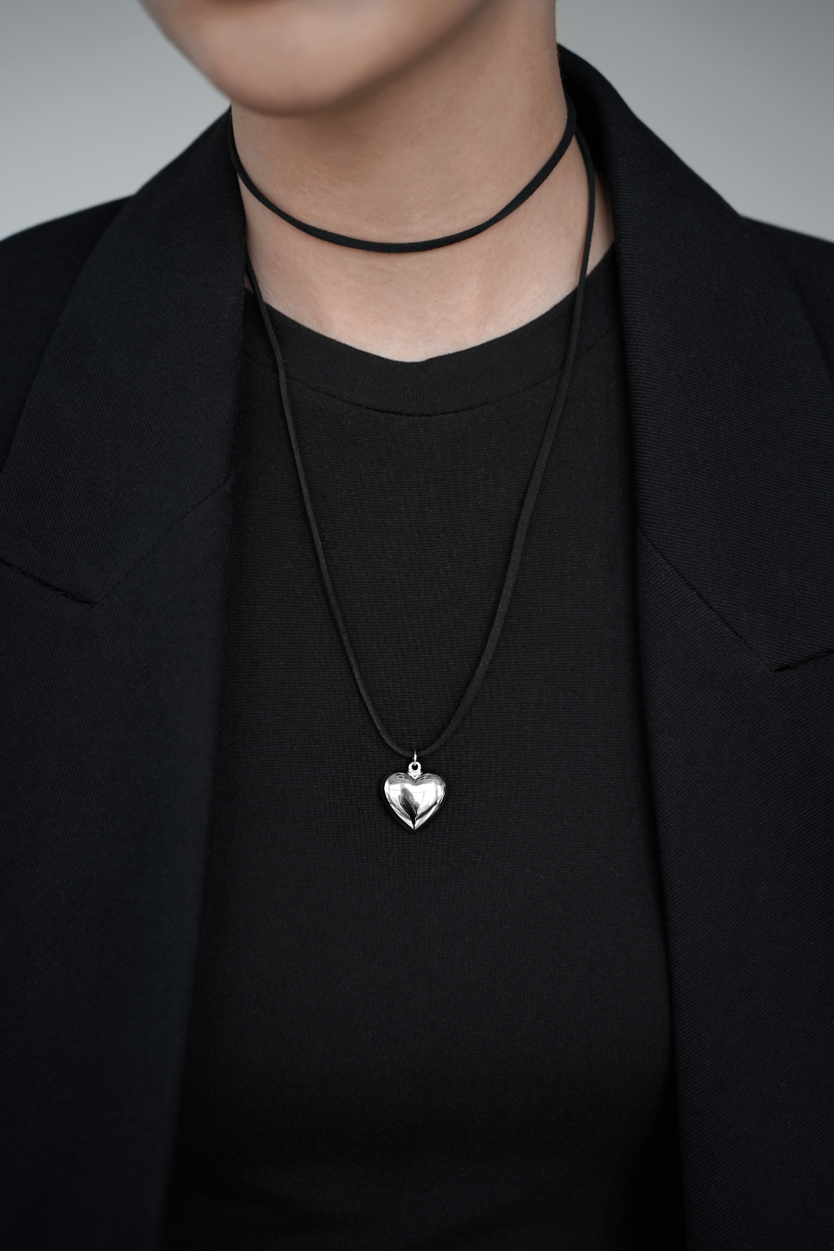 Колье: Колье Раздутые чувства на замшевом шнурке можно купить в ювелирном гардеробе MOMNT (Momentsilver), интернет-магазине украшений из серебра. Серебро 925, родий. Артикул 