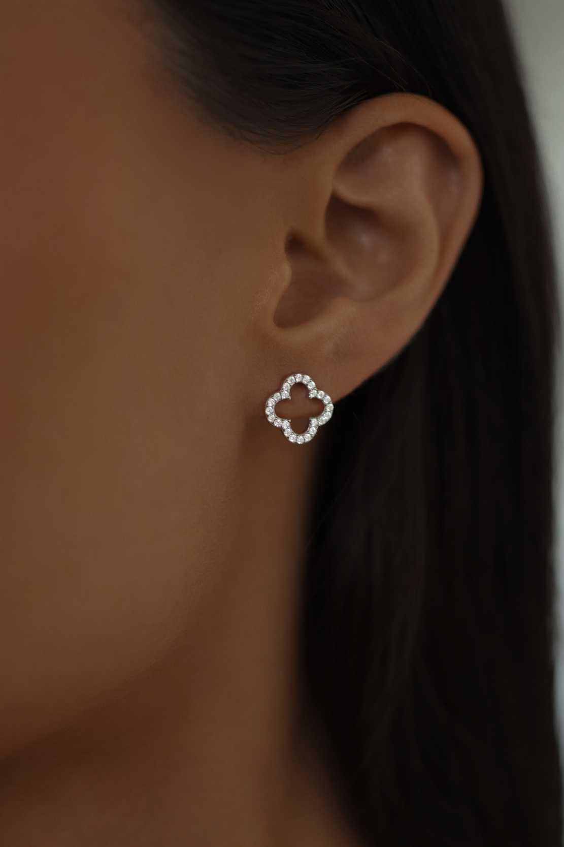 Серьги: Серьги-гвоздики Клевер с фианитами																														 можно купить в ювелирном гардеробе MOMNT (Momentsilver), интернет-магазине украшений из серебра. Серебро 925, родий, вставки:куб.цирконий. Артикул 