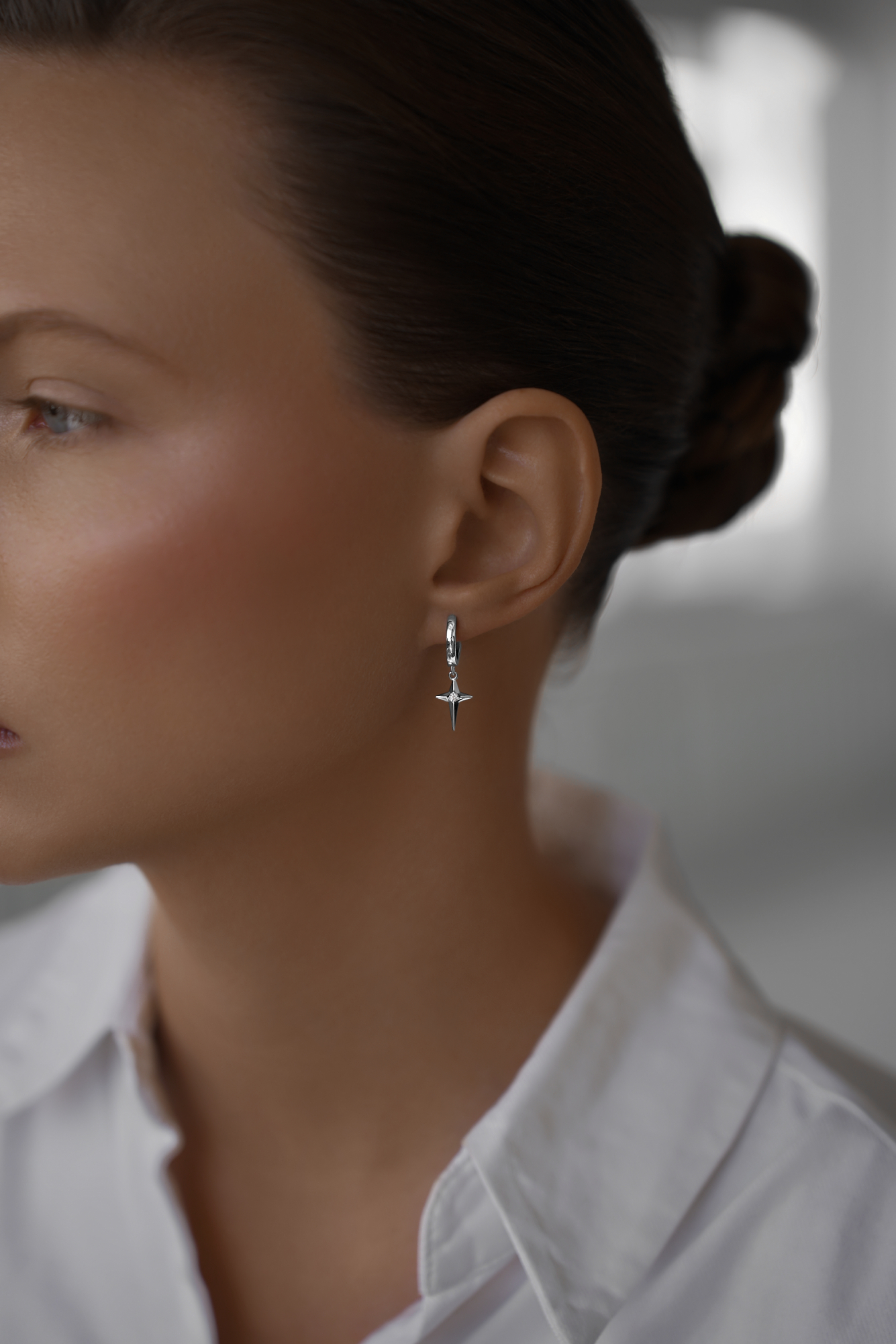 Серьги: Серьги-кольца Искры можно купить в ювелирном гардеробе MOMNT (Momentsilver), интернет-магазине украшений из серебра. Серебро 925, родий. Артикул 