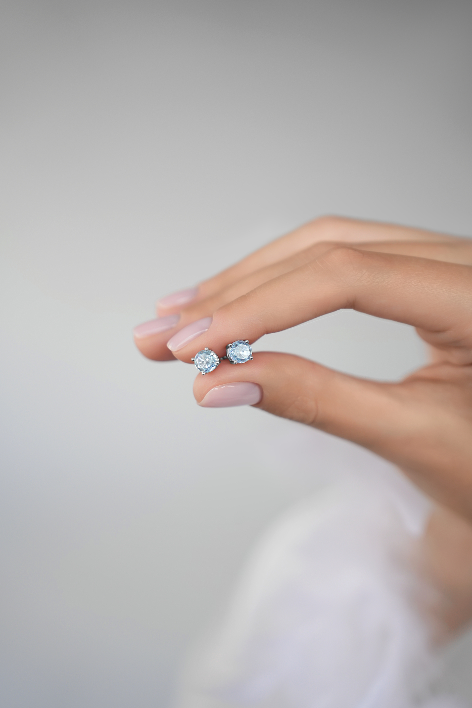 Серьги: Серьги-гвоздики с голубым фианитом Мятная карамель можно купить в ювелирном гардеробе MOMNT (Momentsilver), интернет-магазине украшений из серебра. Серебро 925, родий. Артикул 