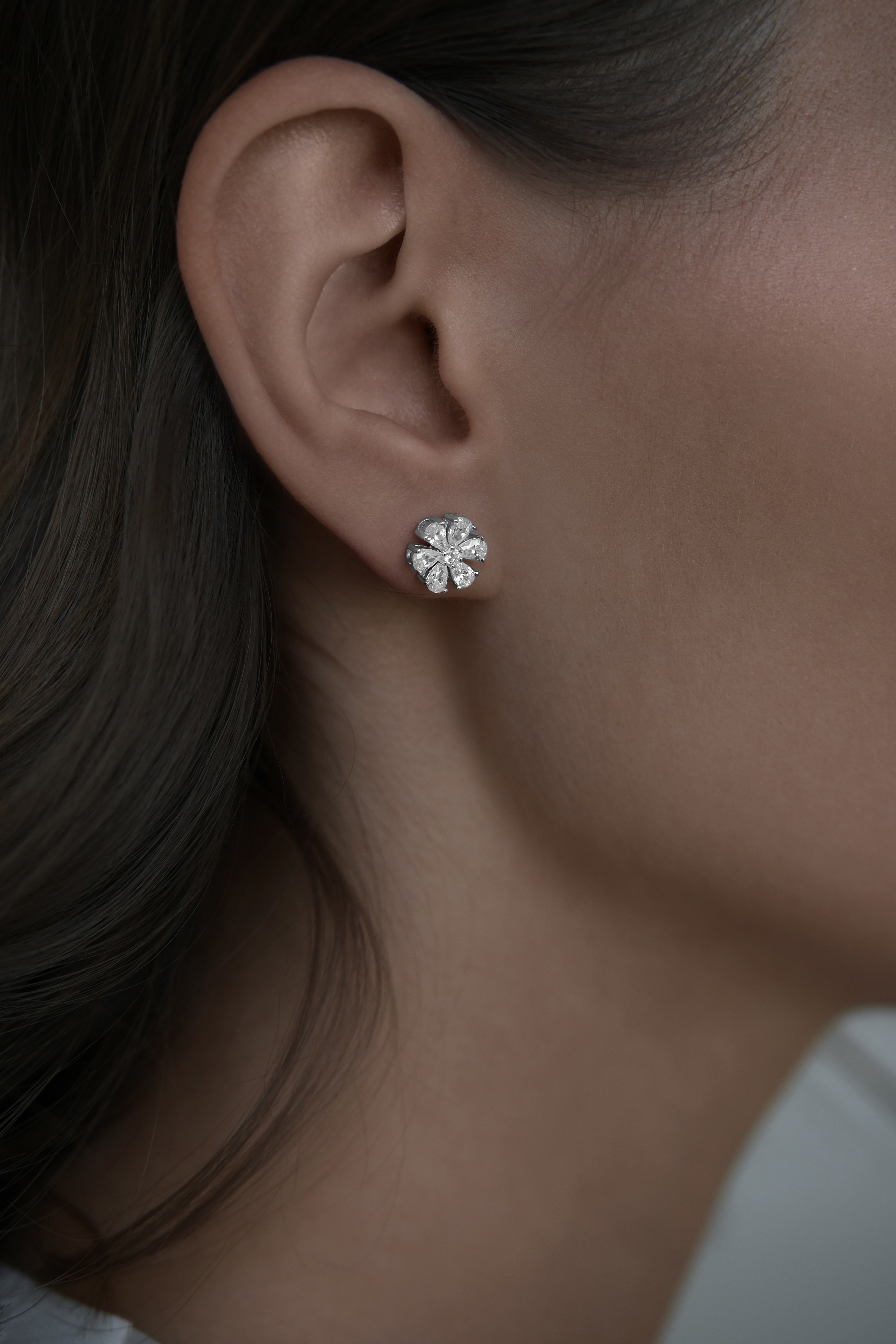 Серьги: Серьги гвоздики Цветы можно купить в ювелирном гардеробе MOMNT (Momentsilver), интернет-магазине украшений из серебра. Серебро 925, родий, вставки:куб.цирконий. Артикул 