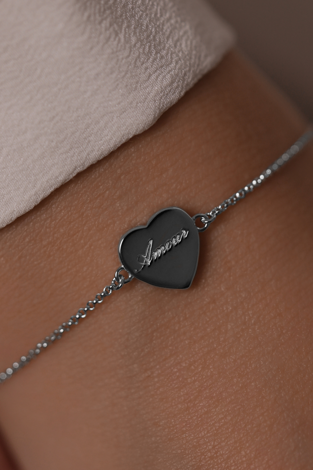 Браслеты: Браслет Сердце с розовым перламутром можно купить в ювелирном гардеробе MOMNT (Momentsilver), интернет-магазине украшений из серебра. Серебро 925 пробы. Вставки: перламутр. Артикул 