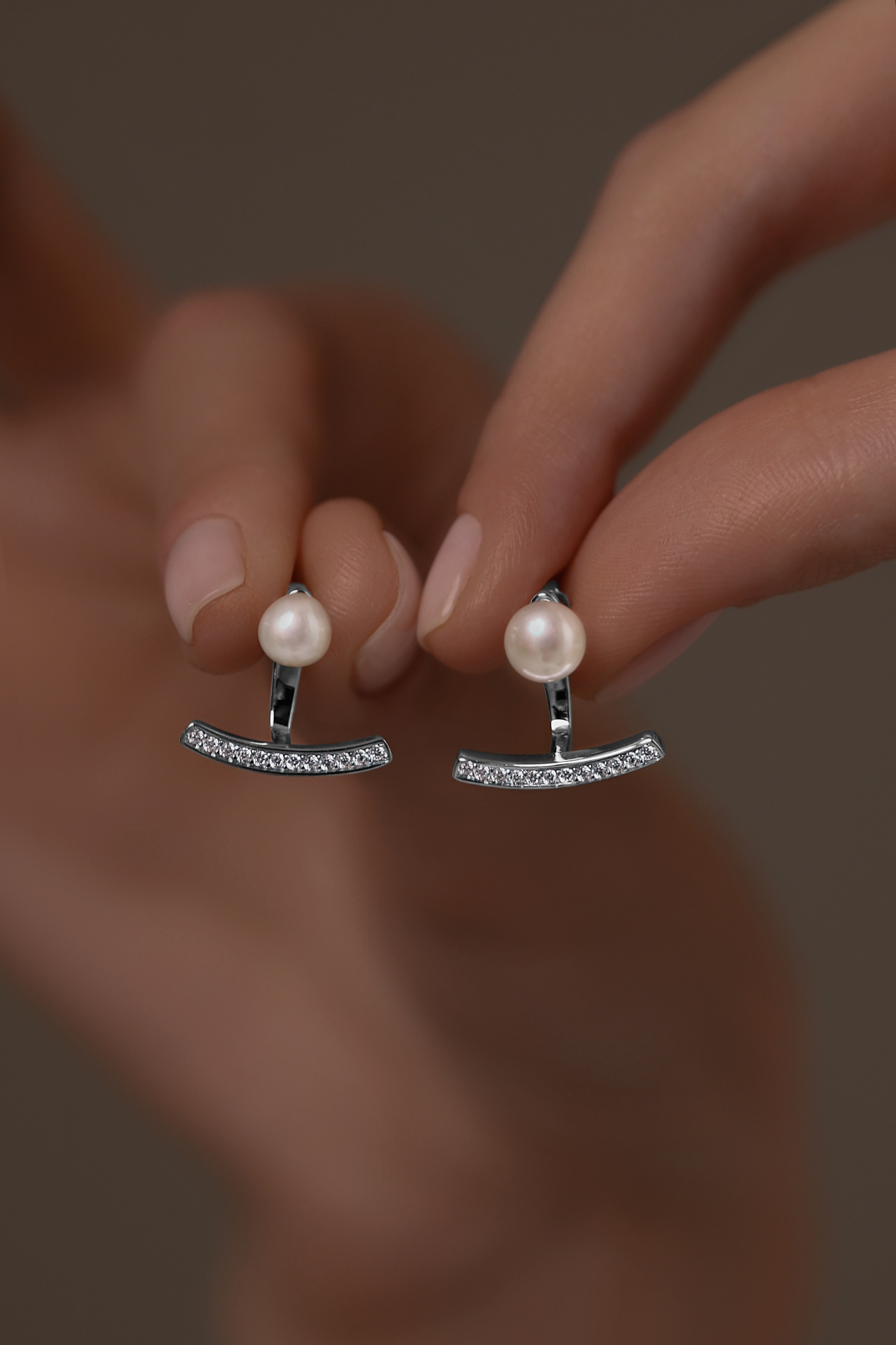 Серьги: Серьги-жакеты Прозрачность с жемчугом можно купить в ювелирном гардеробе MOMNT (Momentsilver), интернет-магазине украшений из серебра. Серебро 925, родий, вставки:куб.цирконий; жемчуг. Артикул 