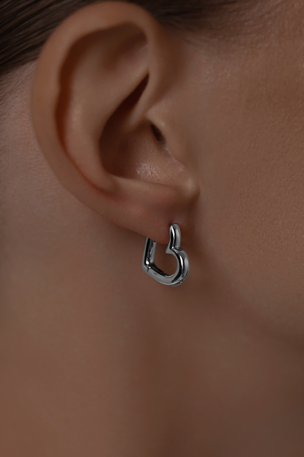 Серьги: Серьги Сердца в профиль можно купить в ювелирном гардеробе MOMNT (Momentsilver), интернет-магазине украшений из серебра. Серебро 925, родий. Артикул 