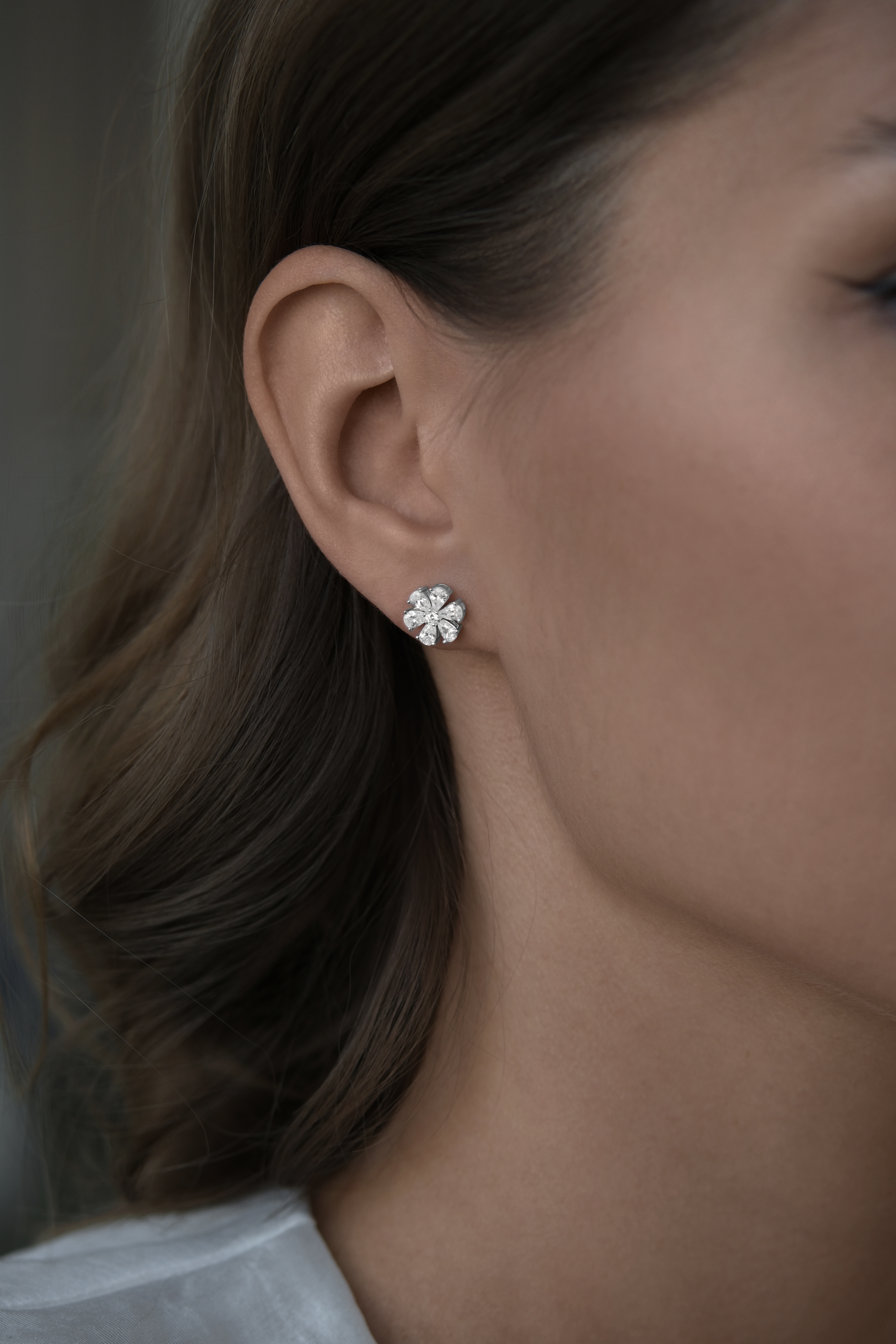 Серьги: Серьги гвоздики Цветы можно купить в ювелирном гардеробе MOMNT (Momentsilver), интернет-магазине украшений из серебра. Серебро 925, родий, вставки:куб.цирконий. Артикул 