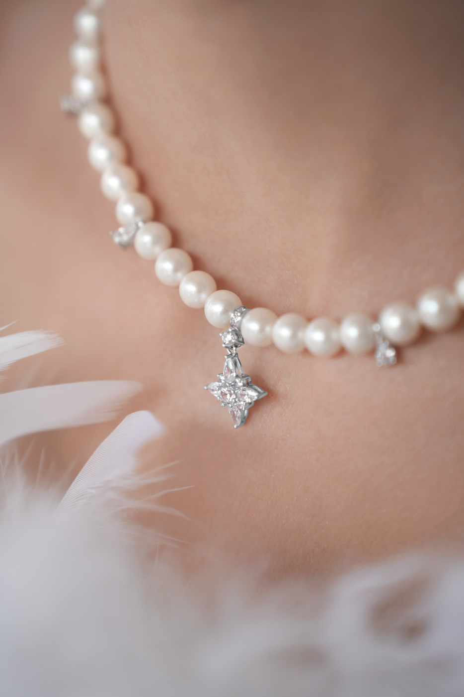 Колье: Колье-чокер из натурального жемчуга Мария-Антуанетта можно купить в ювелирном гардеробе MOMNT (Momentsilver), интернет-магазине украшений из серебра. Серебро 925, родий, фианиты, жемчуг . Артикул 