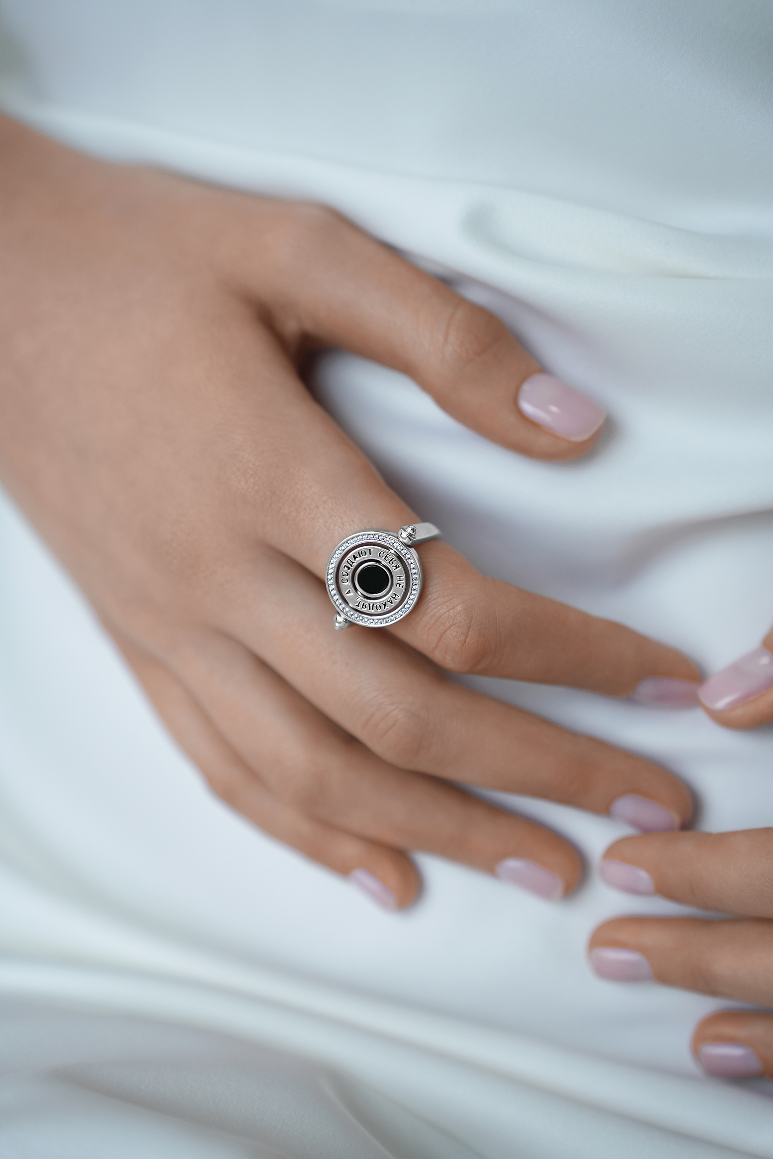 Кольца: Кольцо-маховик "Себя создают" с ониксом можно купить в ювелирном гардеробе MOMNT (Momentsilver), интернет-магазине украшений из серебра. Серебро 925, родий, вставка : оникс. Артикул 