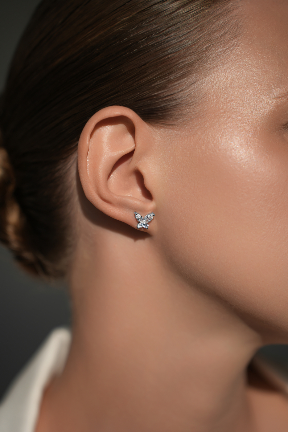 Серьги: Серьги-гвоздики Бабочки можно купить в ювелирном гардеробе MOMNT (Momentsilver), интернет-магазине украшений из серебра. Серебро 925, родий. Артикул 