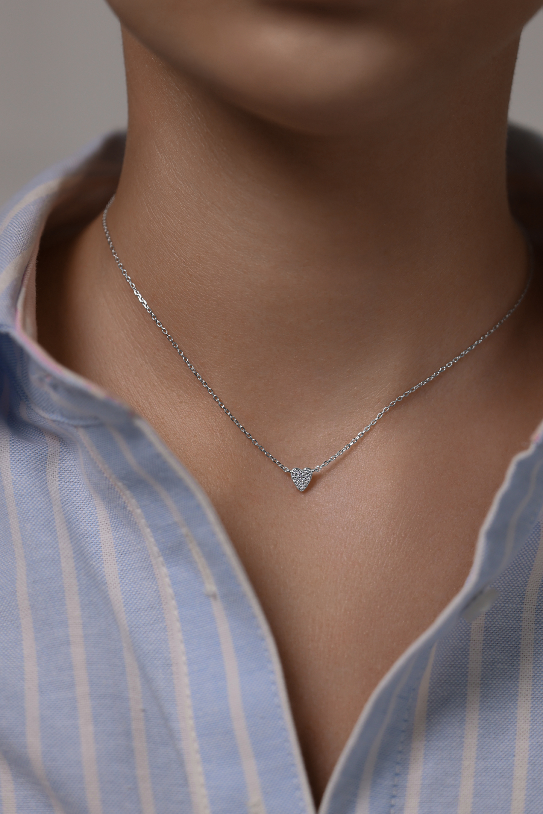 Колье: Колье Микросердце можно купить в ювелирном гардеробе MOMNT (Momentsilver), интернет-магазине украшений из серебра. Серебро 925, родий. Вставки: куб.цирконий. Артикул 