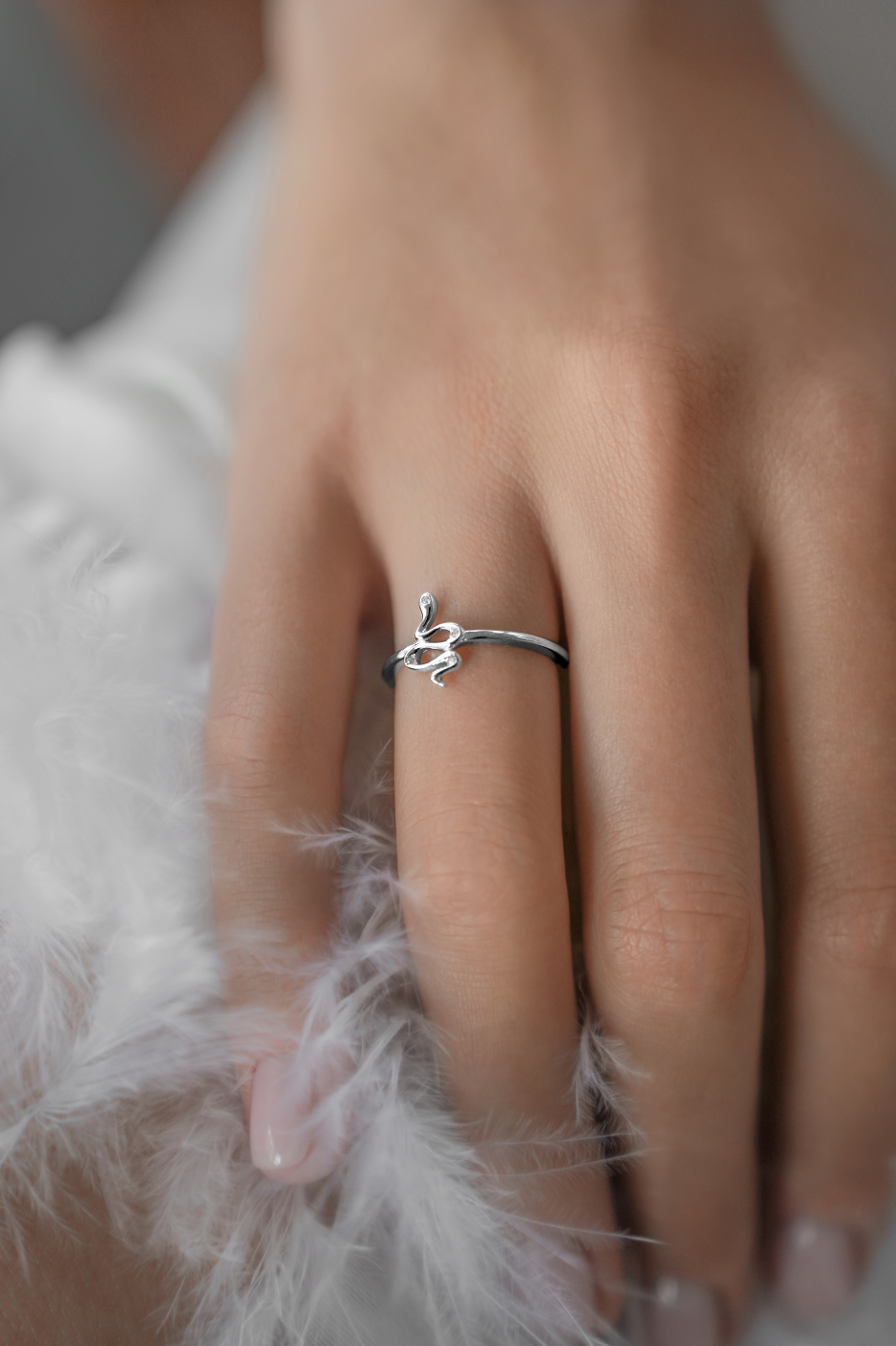 Кольца: Кольцо змейка можно купить в ювелирном гардеробе MOMNT (Momentsilver), интернет-магазине украшений из серебра. Серебро 925, родий. Артикул 