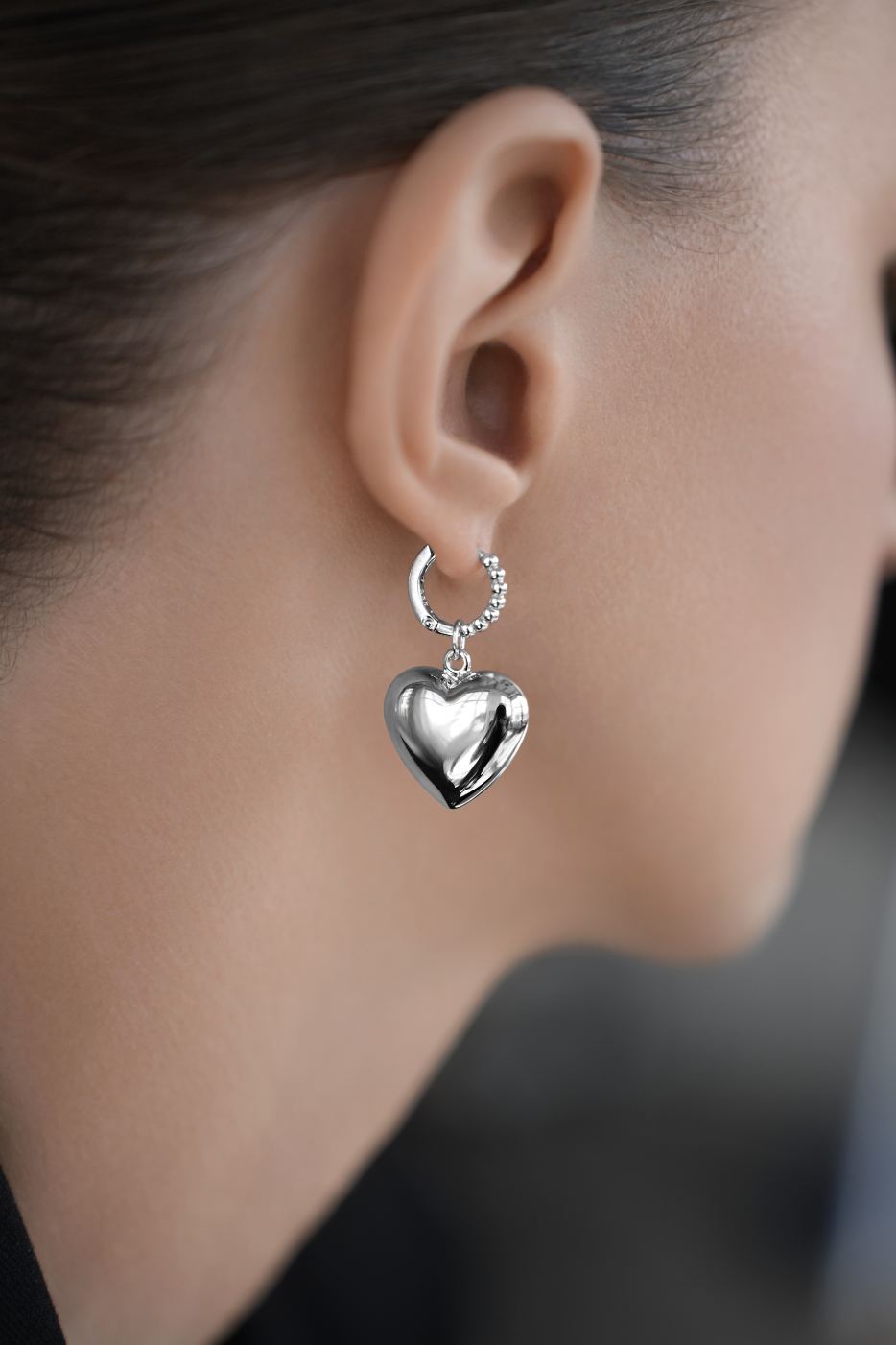 Колье: Колье Раздутые чувства на замшевом шнурке можно купить в ювелирном гардеробе MOMNT (Momentsilver), интернет-магазине украшений из серебра. Серебро 925, родий. Артикул 