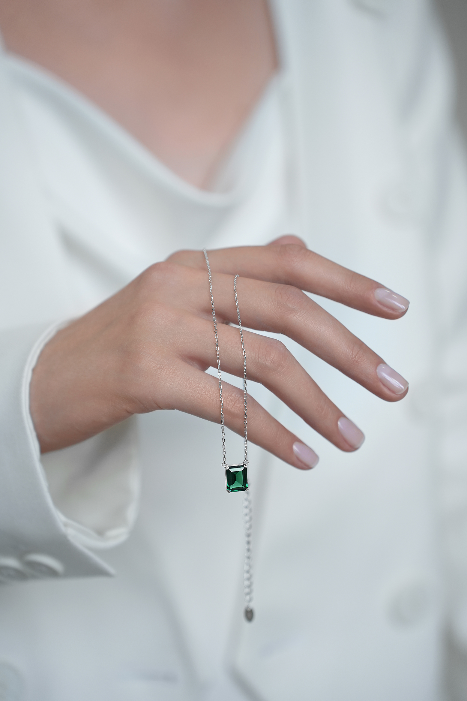 Все украшения: Колье с зелёным камнем в огранке багет можно купить в ювелирном гардеробе MOMNT (Momentsilver), интернет-магазине украшений из серебра. Серебро 925, родий, вставки:куб.цирконий. Артикул 