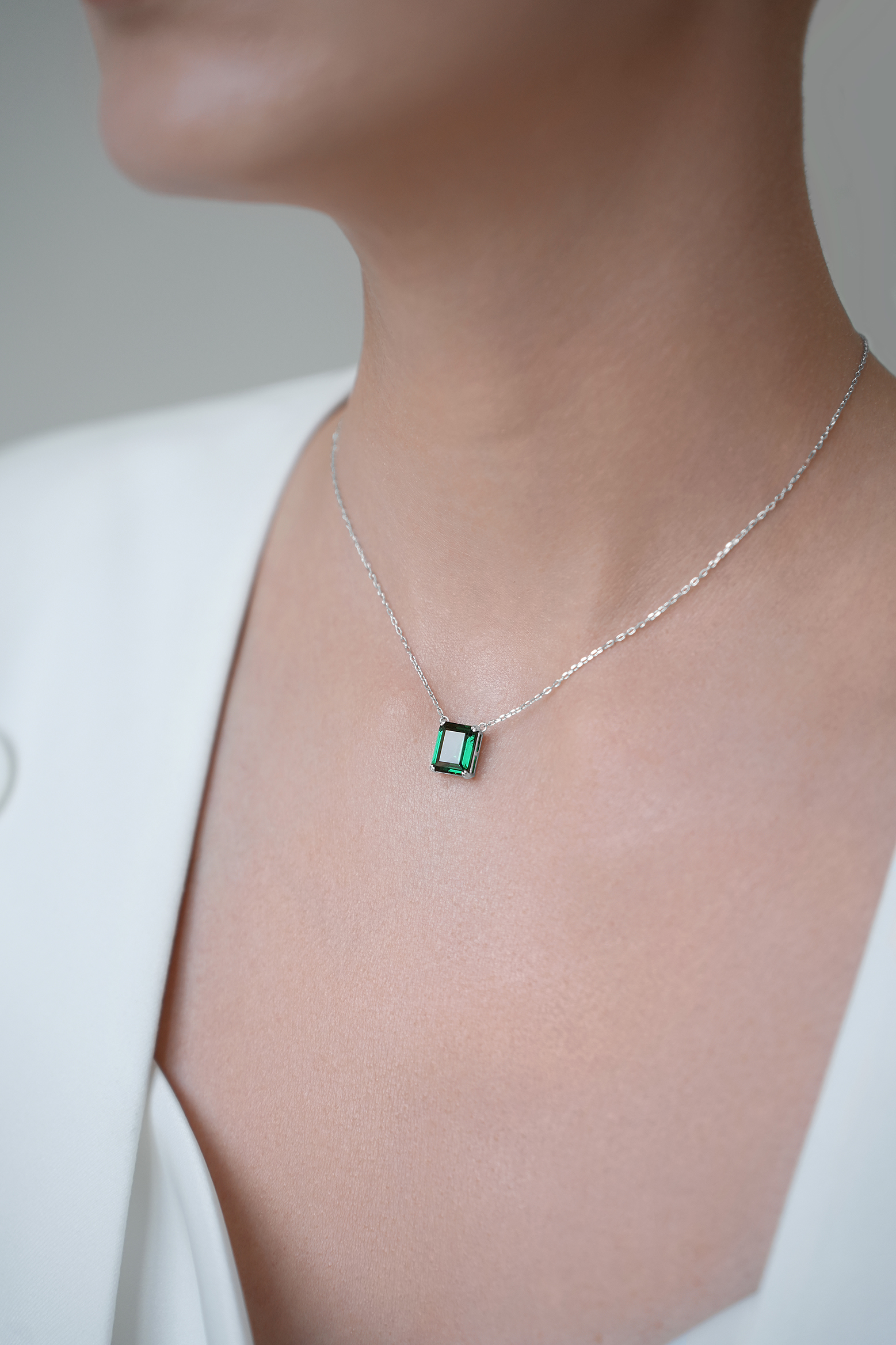 Все украшения: Колье с зелёным камнем в огранке багет можно купить в ювелирном гардеробе MOMNT (Momentsilver), интернет-магазине украшений из серебра. Серебро 925, родий, вставки:куб.цирконий. Артикул 