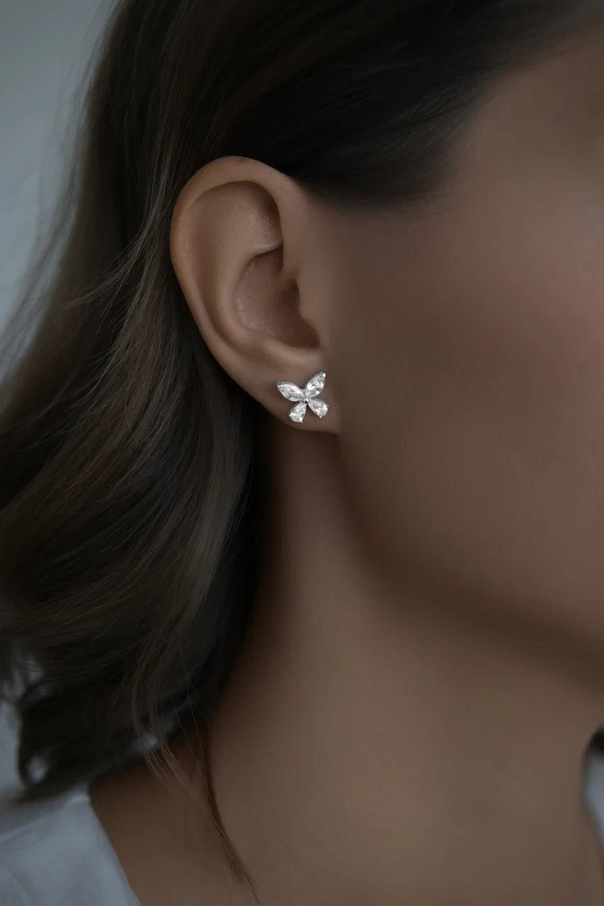 Серьги: Серьги гвоздики Бабочки 9 мм можно купить в ювелирном гардеробе MOMNT (Momentsilver), интернет-магазине украшений из серебра. Серебро 925, родий, вставки:куб.цирконий. Артикул 