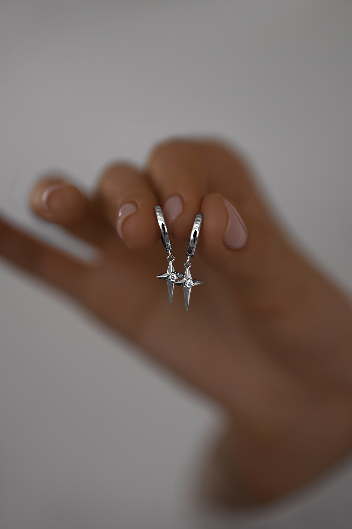 Серьги: Серьги-кольца Искры можно купить в ювелирном гардеробе MOMNT (Momentsilver), интернет-магазине украшений из серебра. Серебро 925, родий. Артикул 