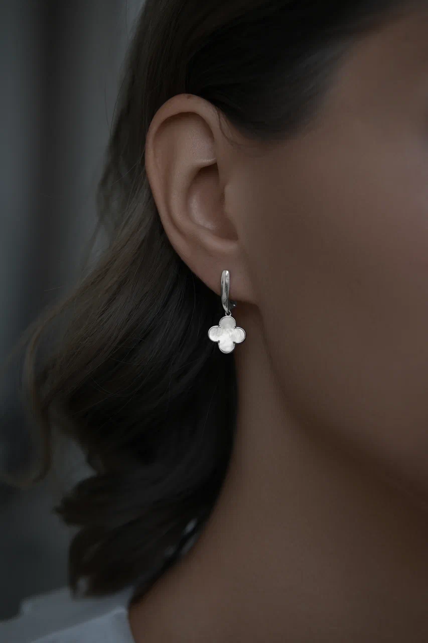 Серьги: Серьги Клевера с белым перламутром на английском замке  можно купить в ювелирном гардеробе MOMNT (Momentsilver), интернет-магазине украшений из серебра. Серебро 925, родий, вставки:перламутр. Артикул 
