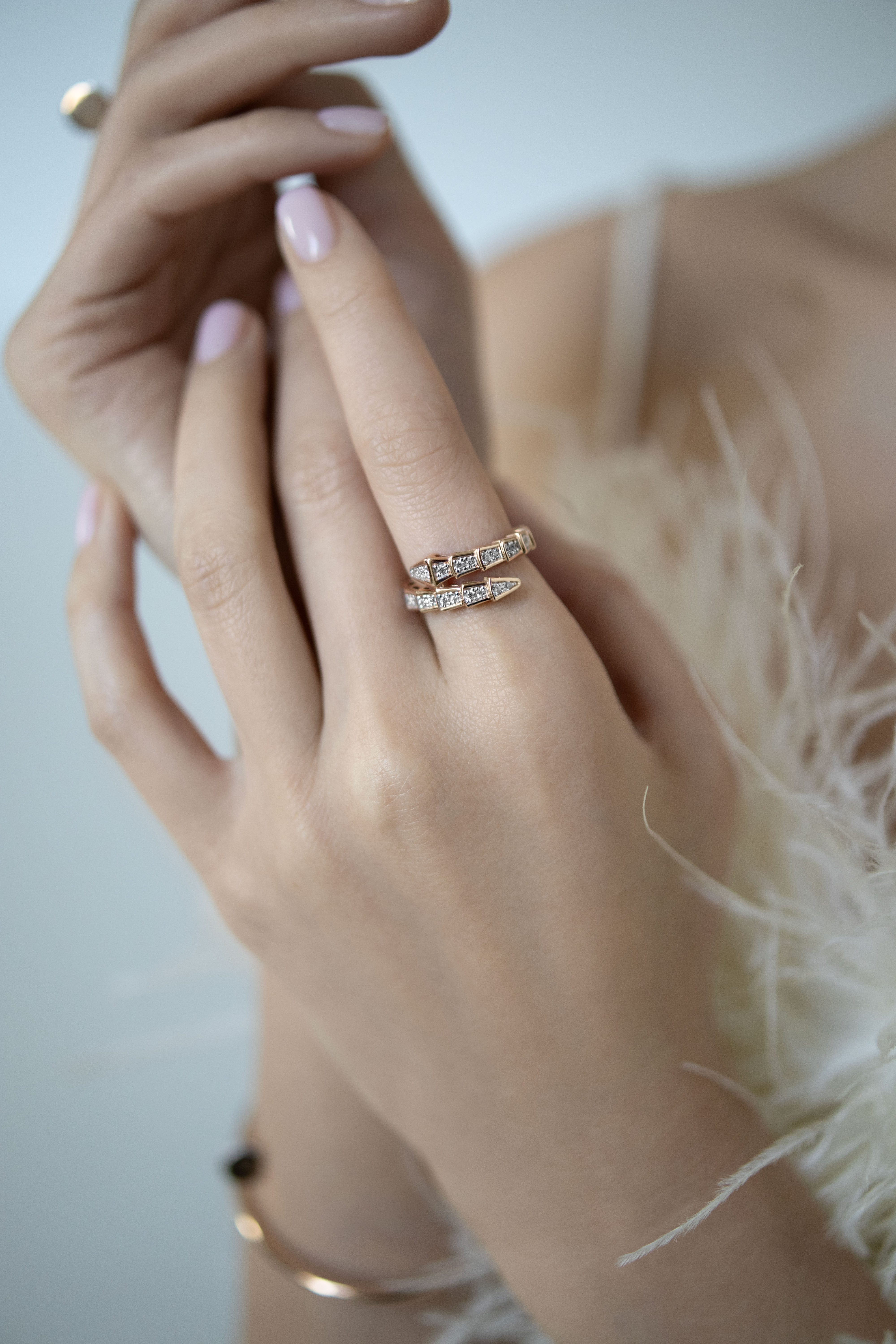Кольца: Золотое кольцо Змея с фианитами можно купить в ювелирном гардеробе MOMNT (Momentsilver), интернет-магазине украшений из серебра. Золото 585, вставки: фианит. Артикул 