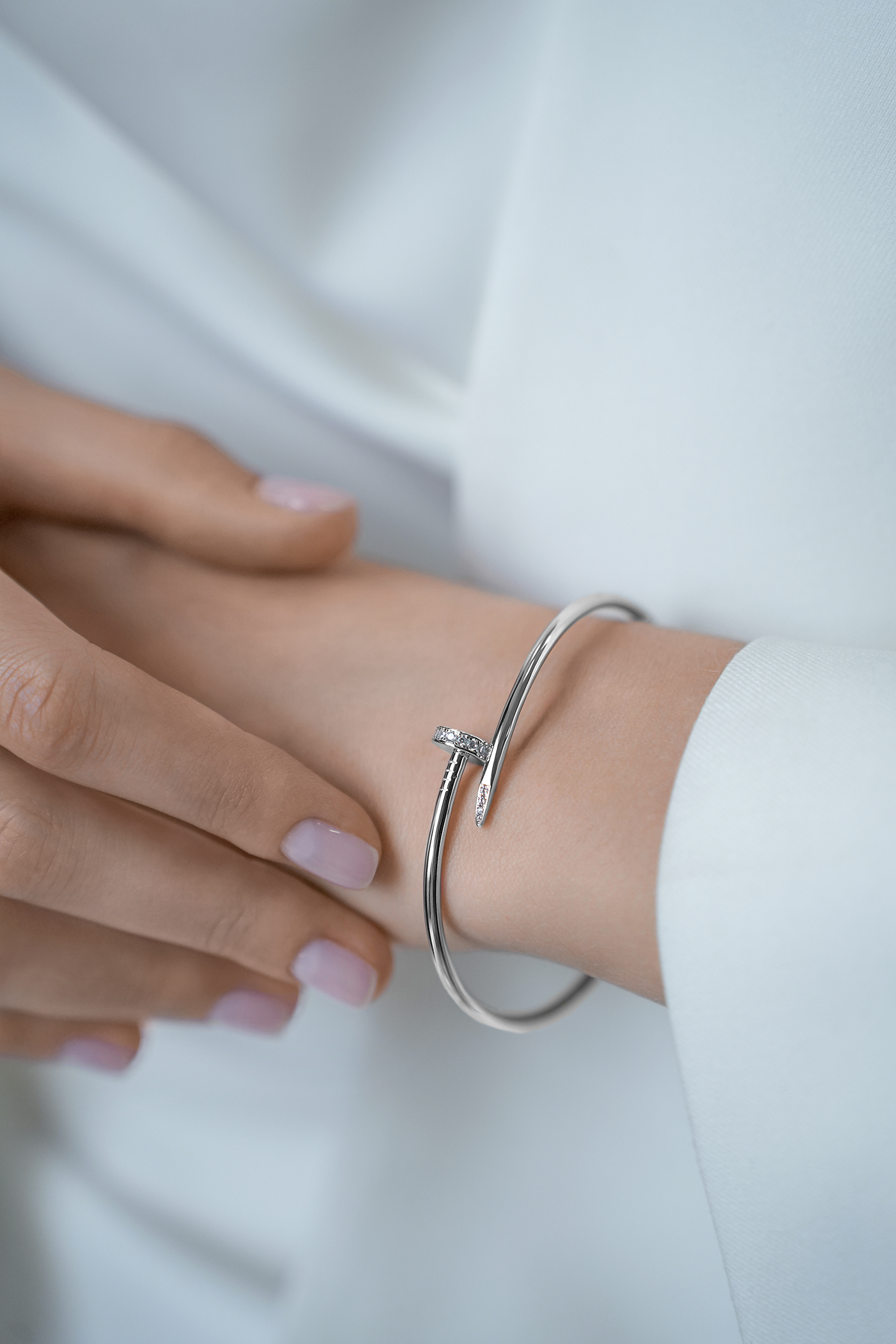 Браслеты: Браслет Гвоздь с камнями на шляпке можно купить в ювелирном гардеробе MOMNT (Momentsilver), интернет-магазине украшений из серебра. Серебро 925, родий, вставки:куб.цирконий. Артикул 