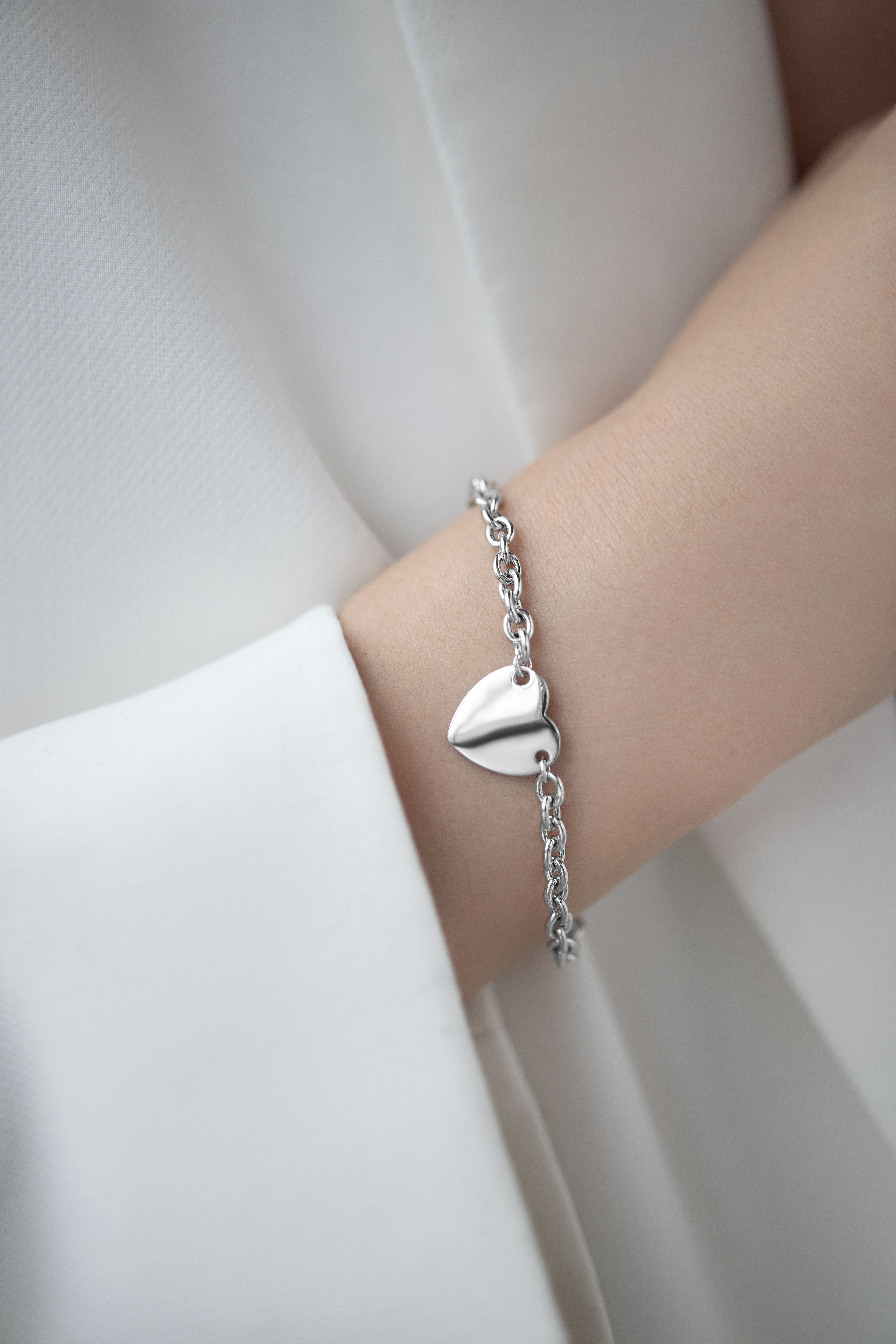 Браслеты: Браслет на толстой цепи с плашкой в виде сердца можно купить в ювелирном гардеробе MOMNT (Momentsilver), интернет-магазине украшений из серебра. . Артикул 