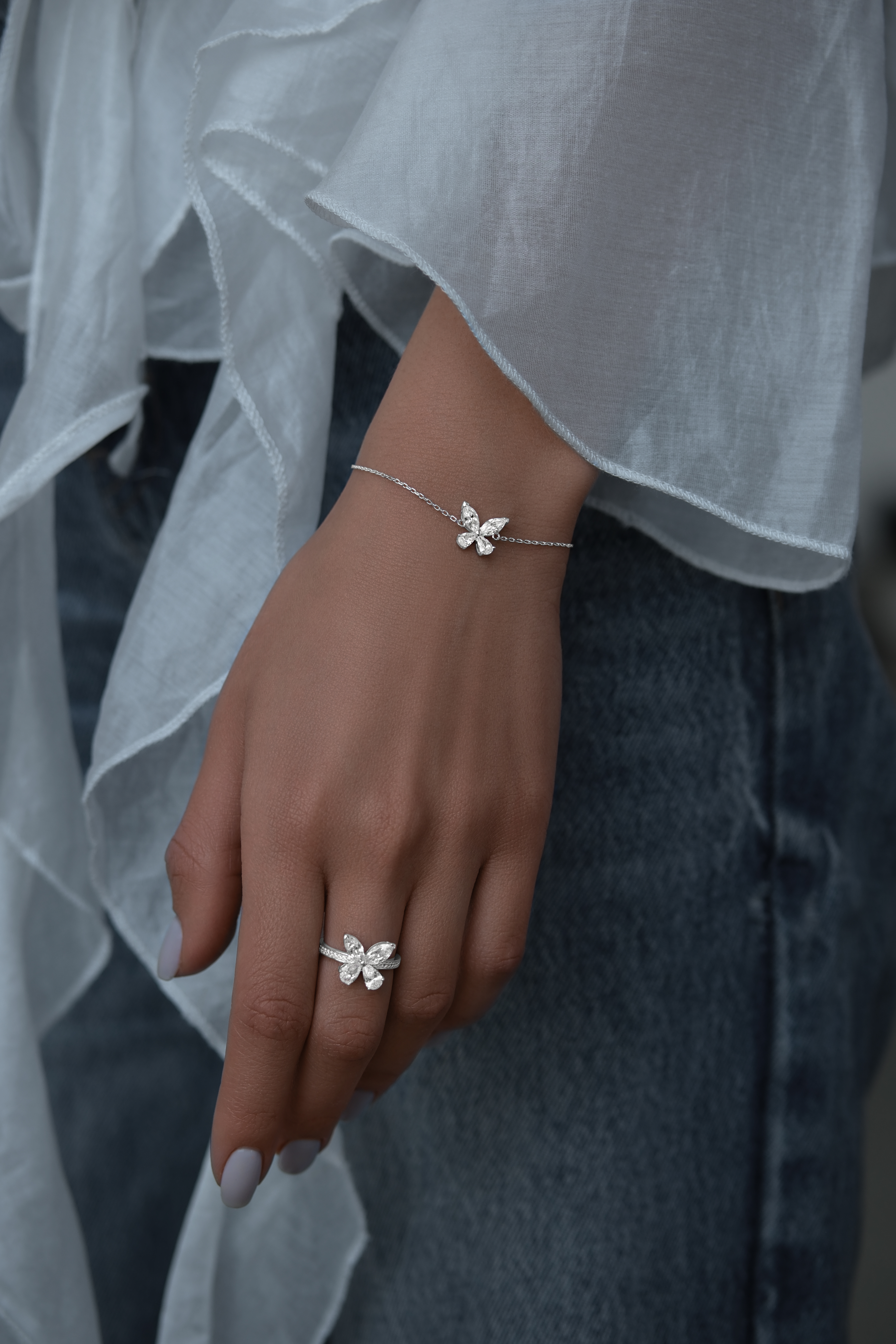 Браслеты: Браслет Бабочка  можно купить в ювелирном гардеробе MOMNT (Momentsilver), интернет-магазине украшений из серебра. Серебро 925, родий. Вставки: куб.цирконий. Артикул 