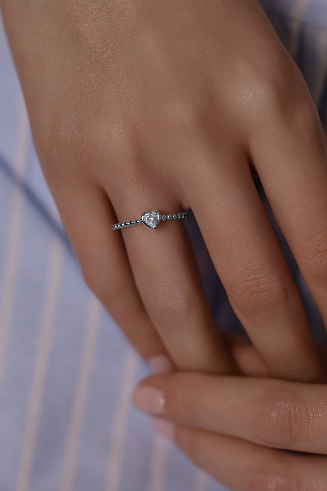 Кольца: Кольцо бабл с микросердцем  можно купить в ювелирном гардеробе MOMNT (Momentsilver), интернет-магазине украшений из серебра. Серебро 925, родий.Вставки: куб.цирконий. Артикул 