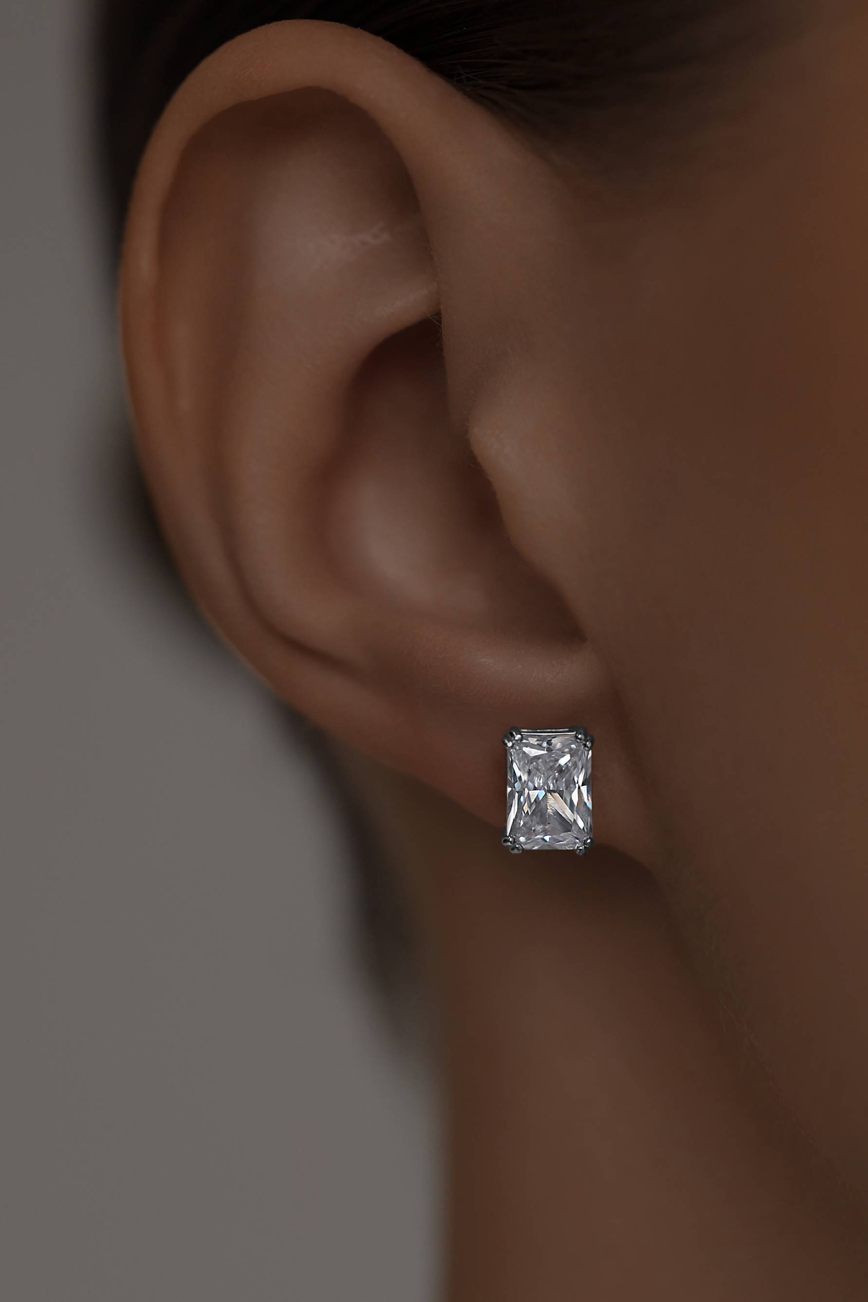 Серьги: Серьги-гвоздики в прямоугольной огранке можно купить в ювелирном гардеробе MOMNT (Momentsilver), интернет-магазине украшений из серебра. Серебро 925, родий. Артикул 