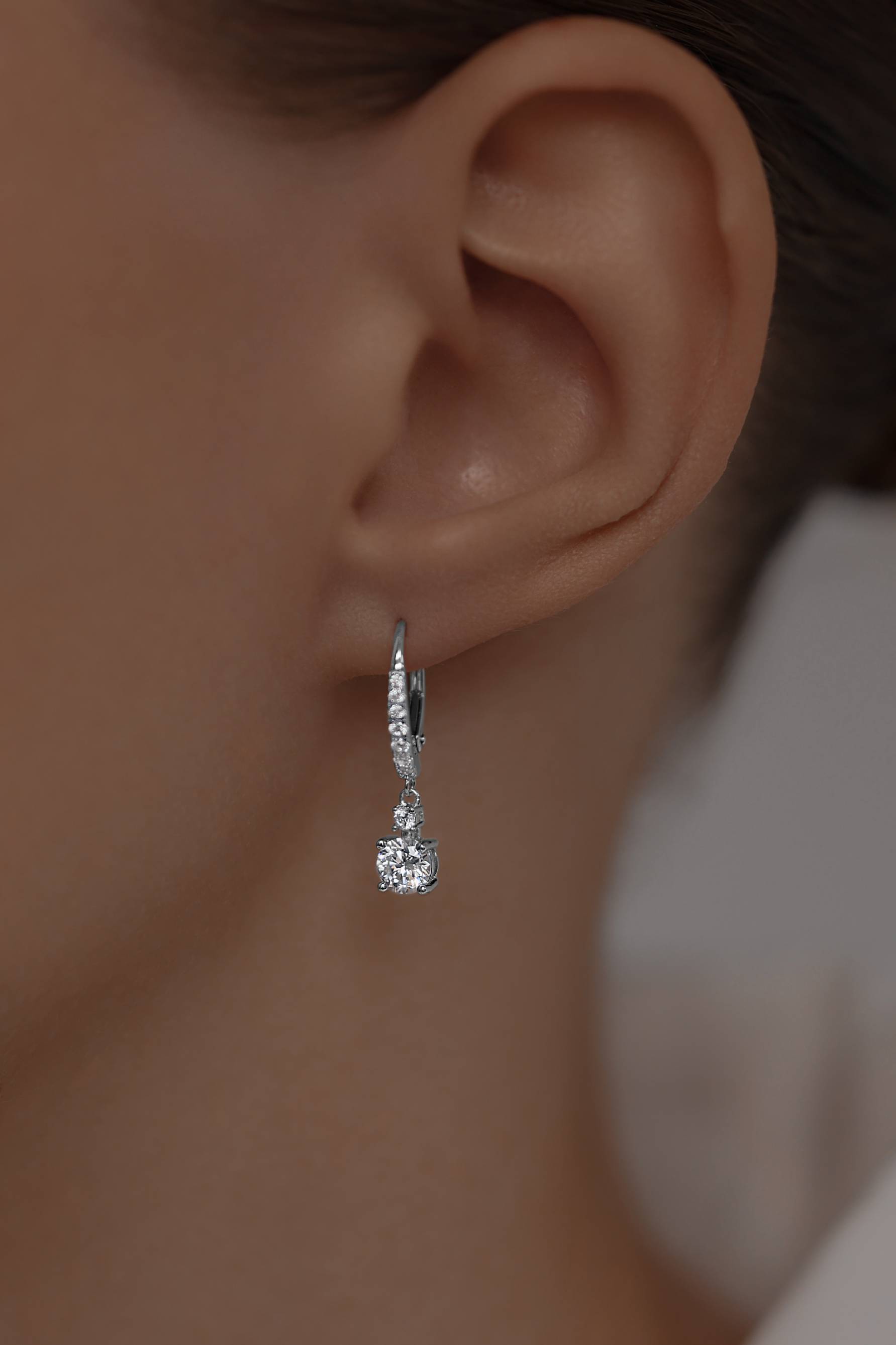 Колье: Классические серьги на французском замке можно купить в ювелирном гардеробе MOMNT (Momentsilver), интернет-магазине украшений из серебра. Серебро 925, родий, вставки:куб.цирконий. Артикул 