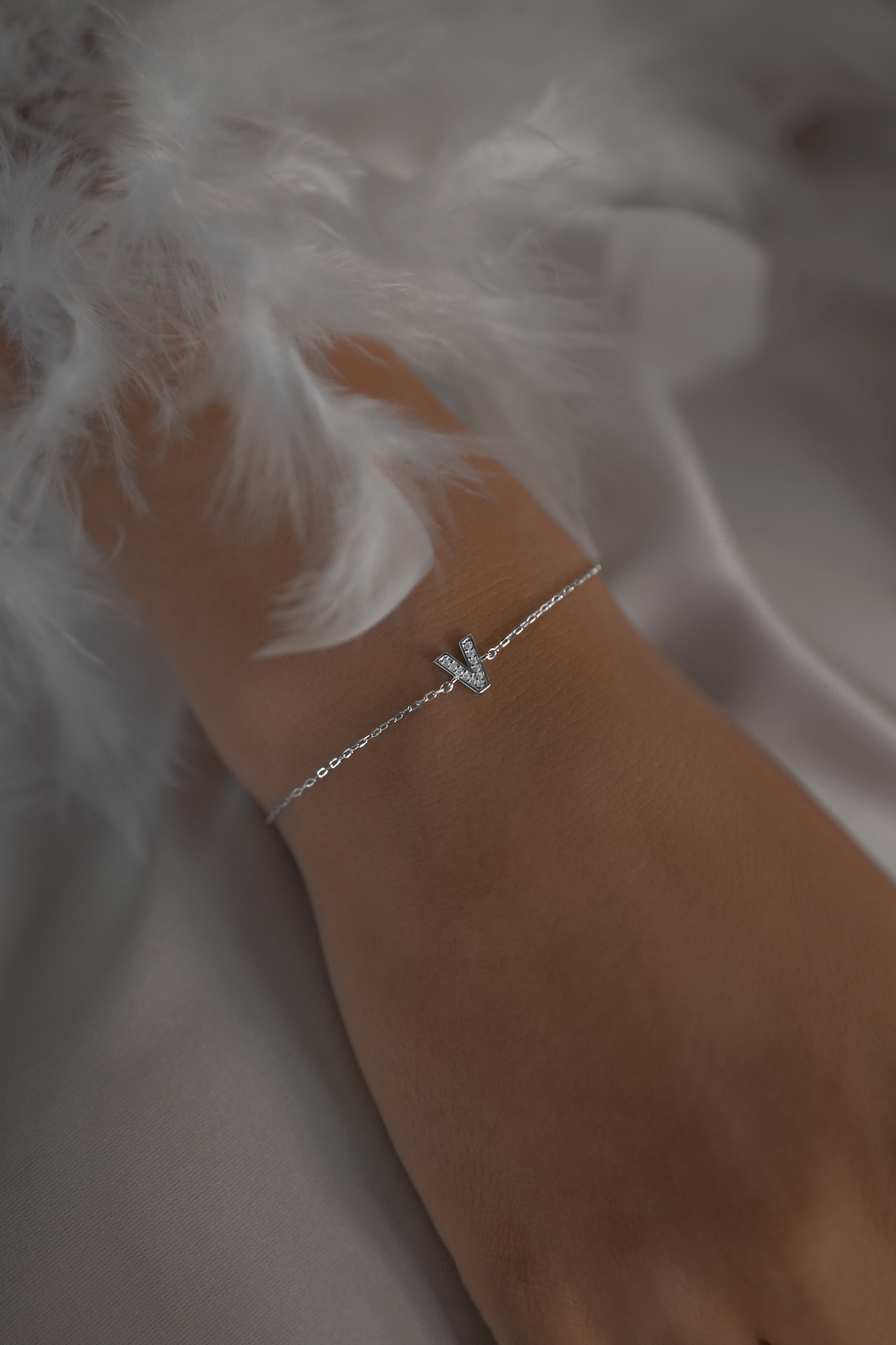 Браслеты: Браслет с буквой V можно купить в ювелирном гардеробе MOMNT (Momentsilver), интернет-магазине украшений из серебра. Серебро 925, родий, вставки:куб.цирконий. Артикул 