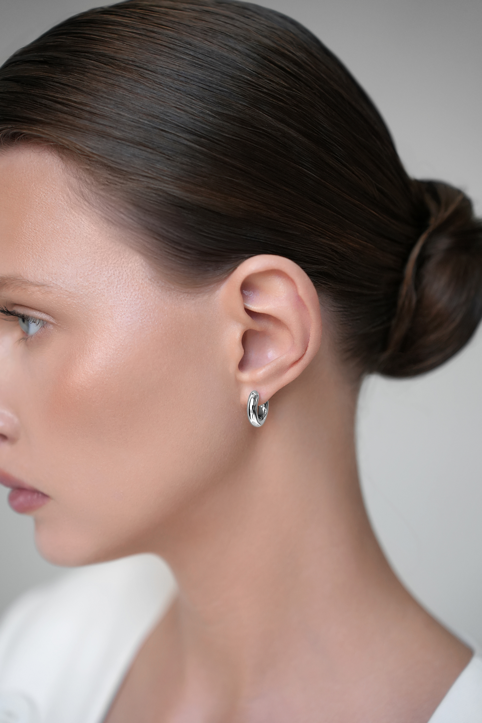 Серьги: Серьги Дутые толстые кольца можно купить в ювелирном гардеробе MOMNT (Momentsilver), интернет-магазине украшений из серебра. Серебро 925, родий. Артикул 