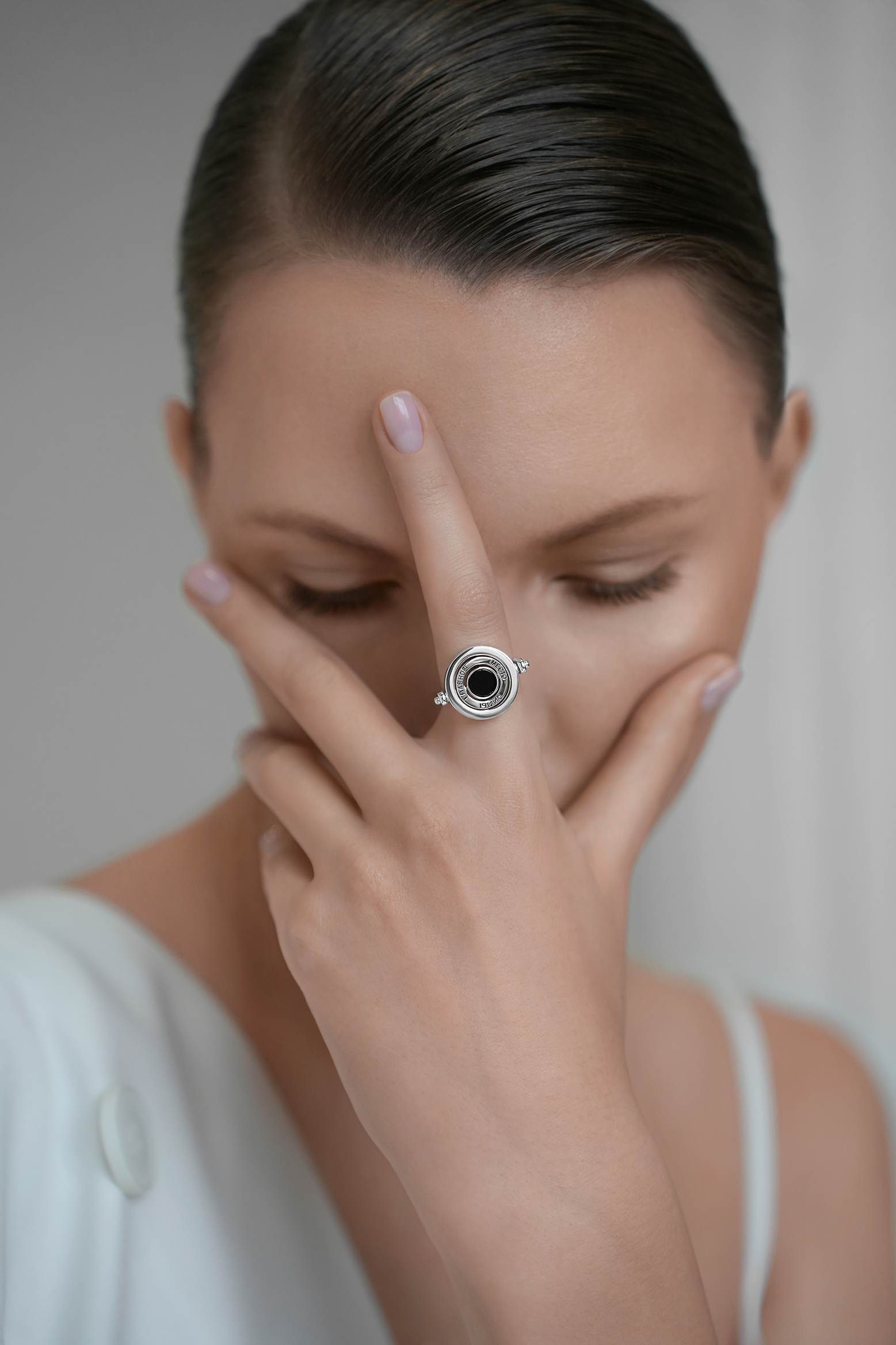 Кольца: Кольцо-маховик "Место силы" с ониксом можно купить в ювелирном гардеробе MOMNT (Momentsilver), интернет-магазине украшений из серебра. Серебро 925, родий, вставка: оникс . Артикул 