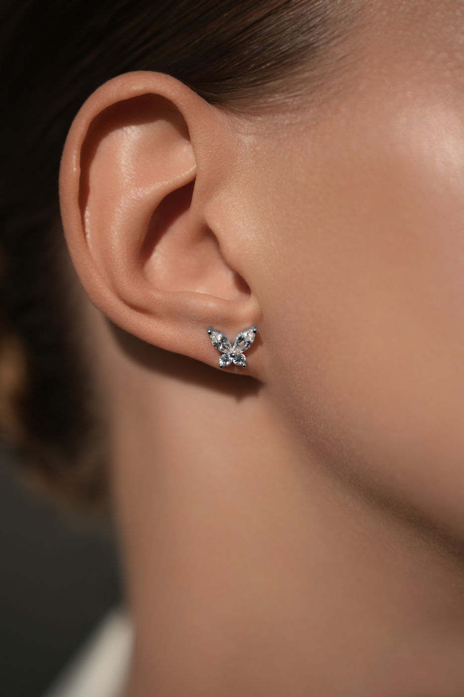 Серьги: Серьги-гвоздики Бабочки можно купить в ювелирном гардеробе MOMNT (Momentsilver), интернет-магазине украшений из серебра. Серебро 925, родий. Артикул 