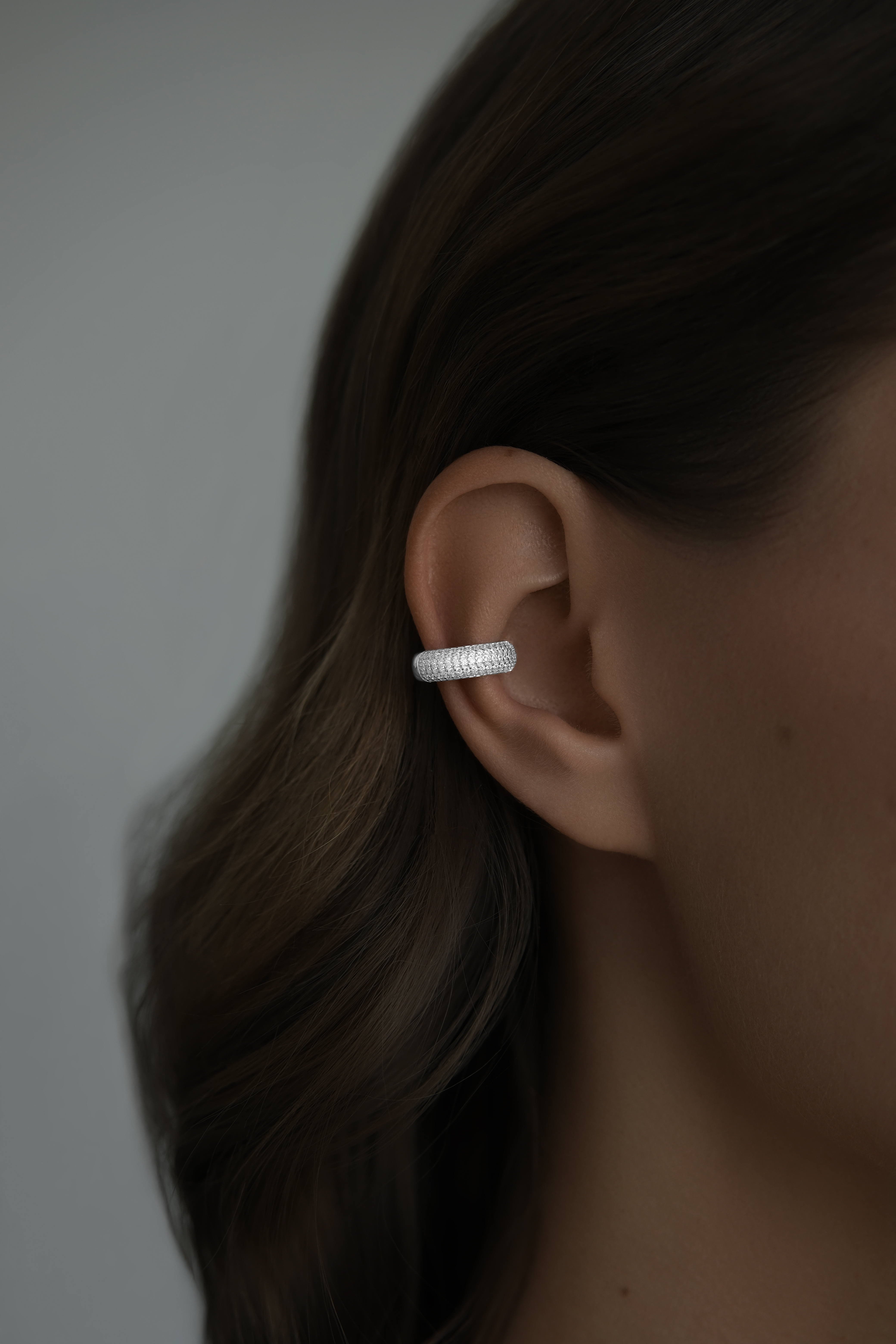 Каффы: Кафф Бублик с камнями 10 мм можно купить в ювелирном гардеробе MOMNT (Momentsilver), интернет-магазине украшений из серебра. Серебро 925, родий, вставки:куб.цирконий. Артикул 