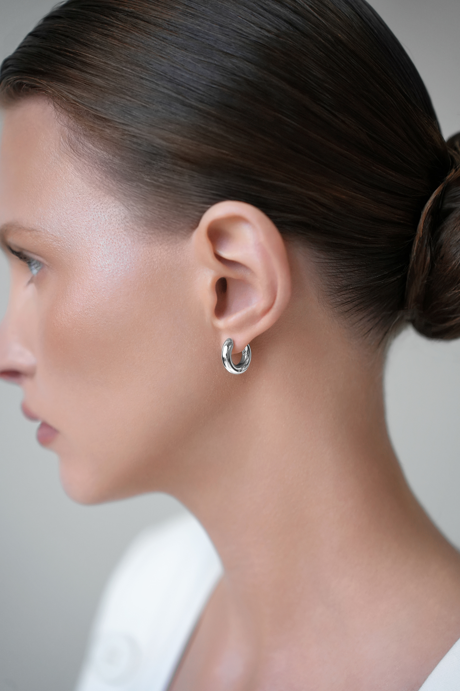 Серьги: Серьги Дутые толстые кольца можно купить в ювелирном гардеробе MOMNT (Momentsilver), интернет-магазине украшений из серебра. Серебро 925, родий. Артикул 