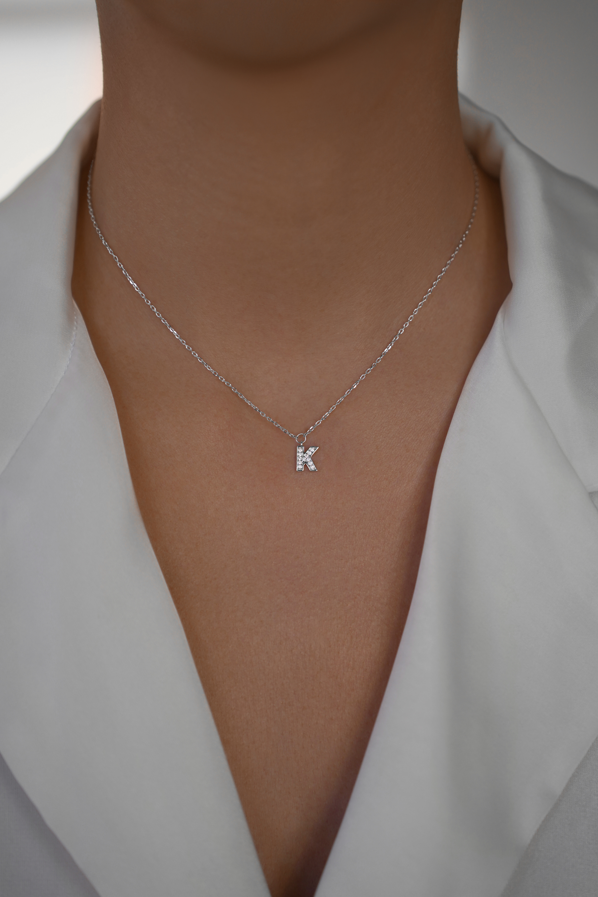 Колье: Колье с буквой K можно купить в ювелирном гардеробе MOMNT (Momentsilver), интернет-магазине украшений из серебра. Серебро 925, родий, вставки:куб.цирконий. Длина 37см+5см.. Артикул 