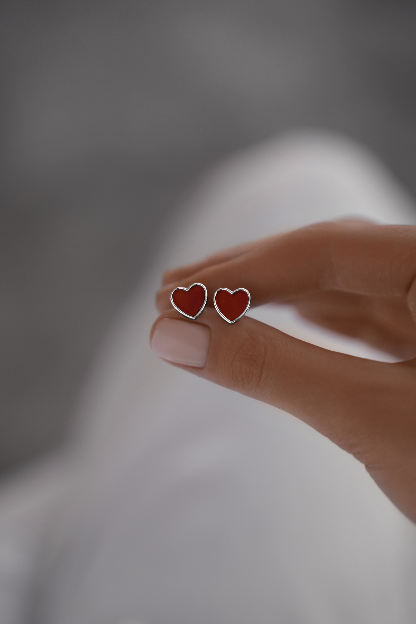 Серьги: Серьги-гвоздики Сердца с красным агатом можно купить в ювелирном гардеробе MOMNT (Momentsilver), интернет-магазине украшений из серебра. Серебро 925, родий. Вставки: агат. Артикул 