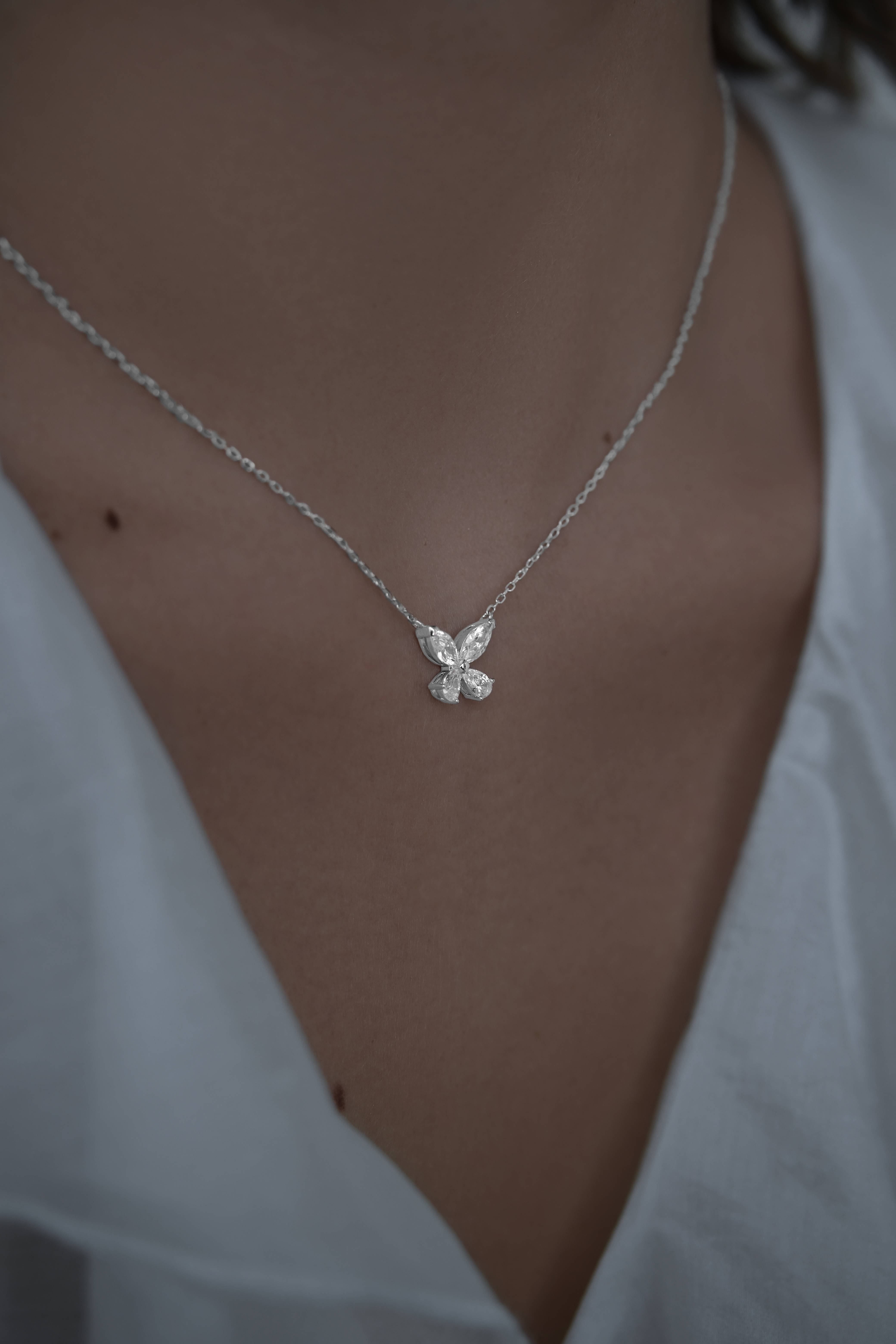 Колье: Колье Бабочка 40 см можно купить в ювелирном гардеробе MOMNT (Momentsilver), интернет-магазине украшений из серебра. Серебро 925, родий. Вставки: куб.цирконий. Артикул 