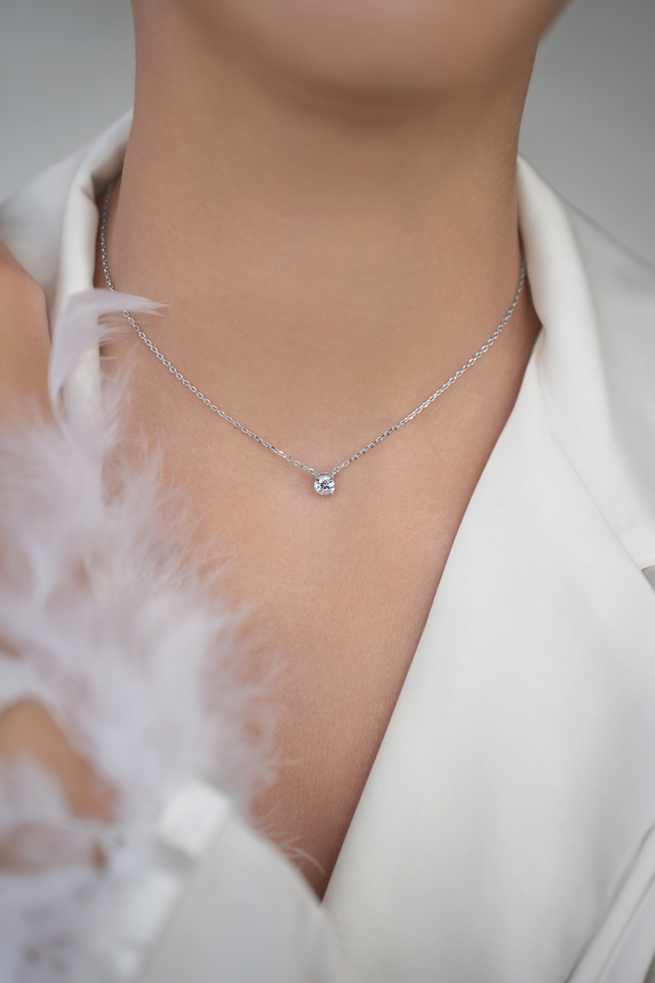 Колье: Колье "Солитер" в "ямочку" между ключиц можно купить в ювелирном гардеробе MOMNT (Momentsilver), интернет-магазине украшений из серебра. Серебро 925, родий, фианит . Артикул 