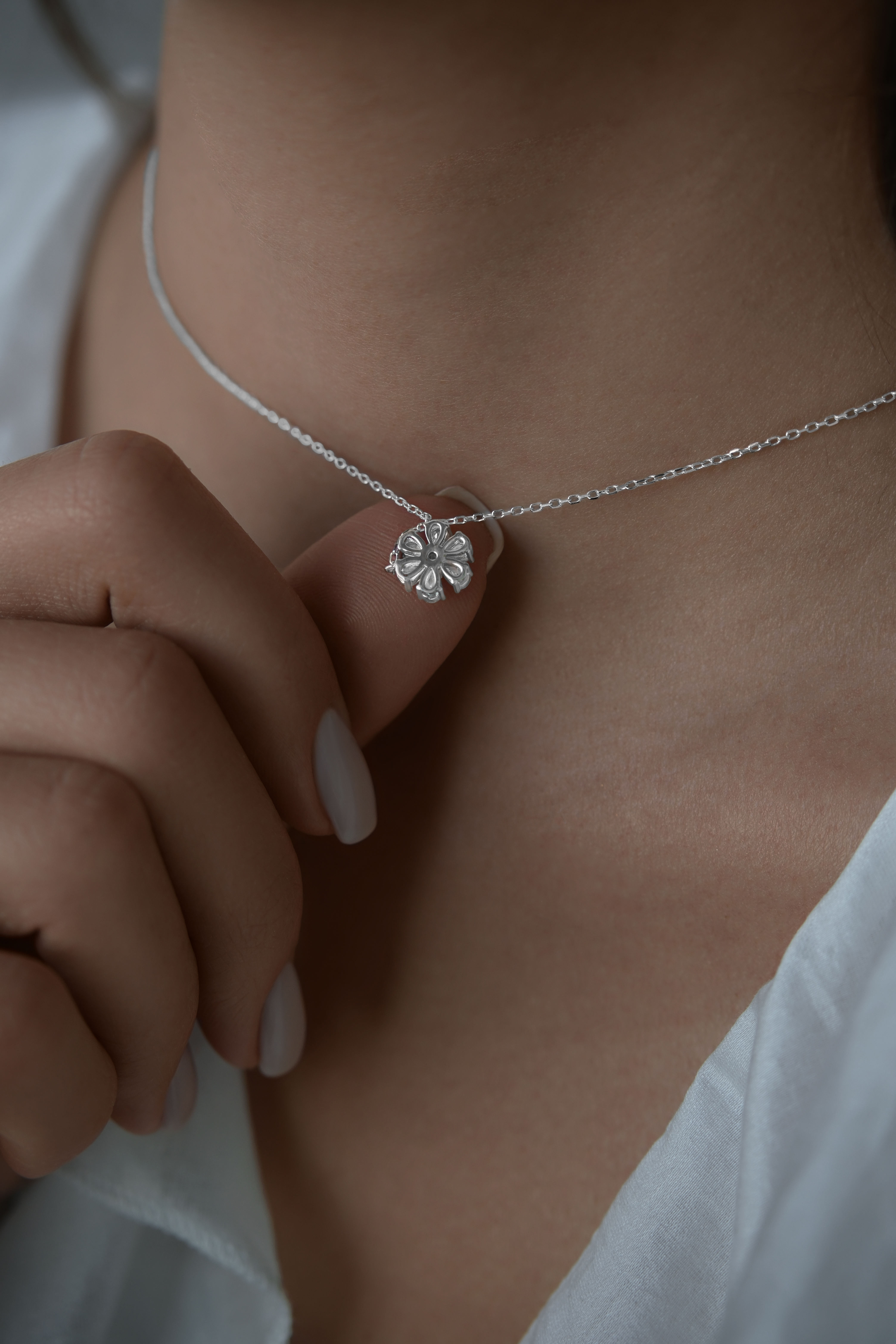 Колье: Колье Цветок можно купить в ювелирном гардеробе MOMNT (Momentsilver), интернет-магазине украшений из серебра. Серебро 925, родий. Вставки: куб.цирконий. Артикул 