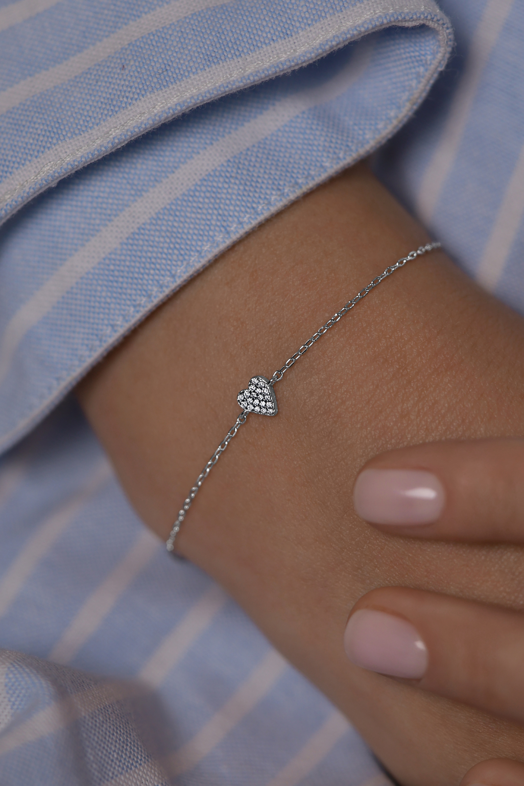 Браслеты: Браслет Микросердце можно купить в ювелирном гардеробе MOMNT (Momentsilver), интернет-магазине украшений из серебра. Серебро 925, родий. Вставки: куб.цирконий. Артикул 