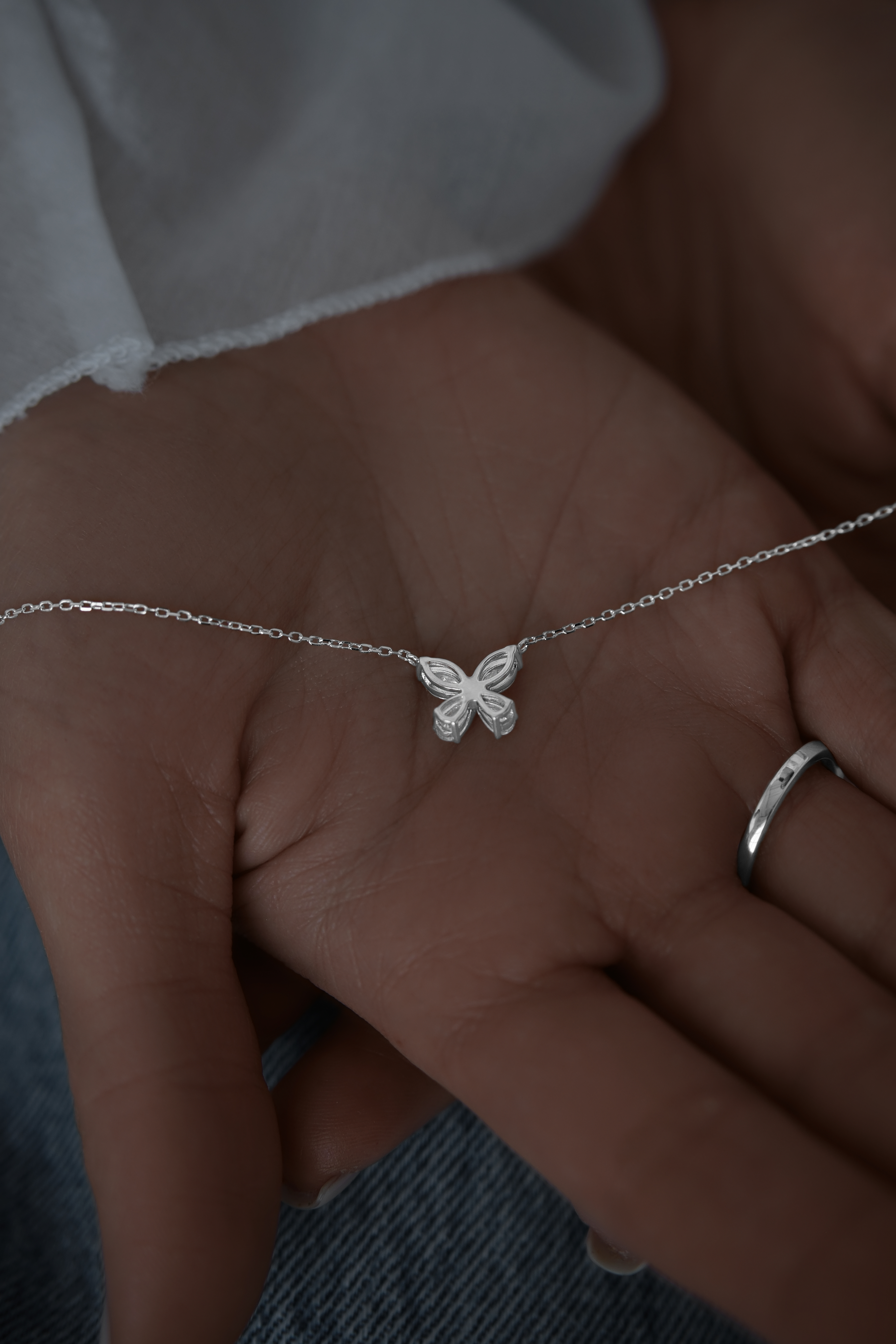 Колье: Колье Бабочка 40 см можно купить в ювелирном гардеробе MOMNT (Momentsilver), интернет-магазине украшений из серебра. Серебро 925, родий. Вставки: куб.цирконий. Артикул 