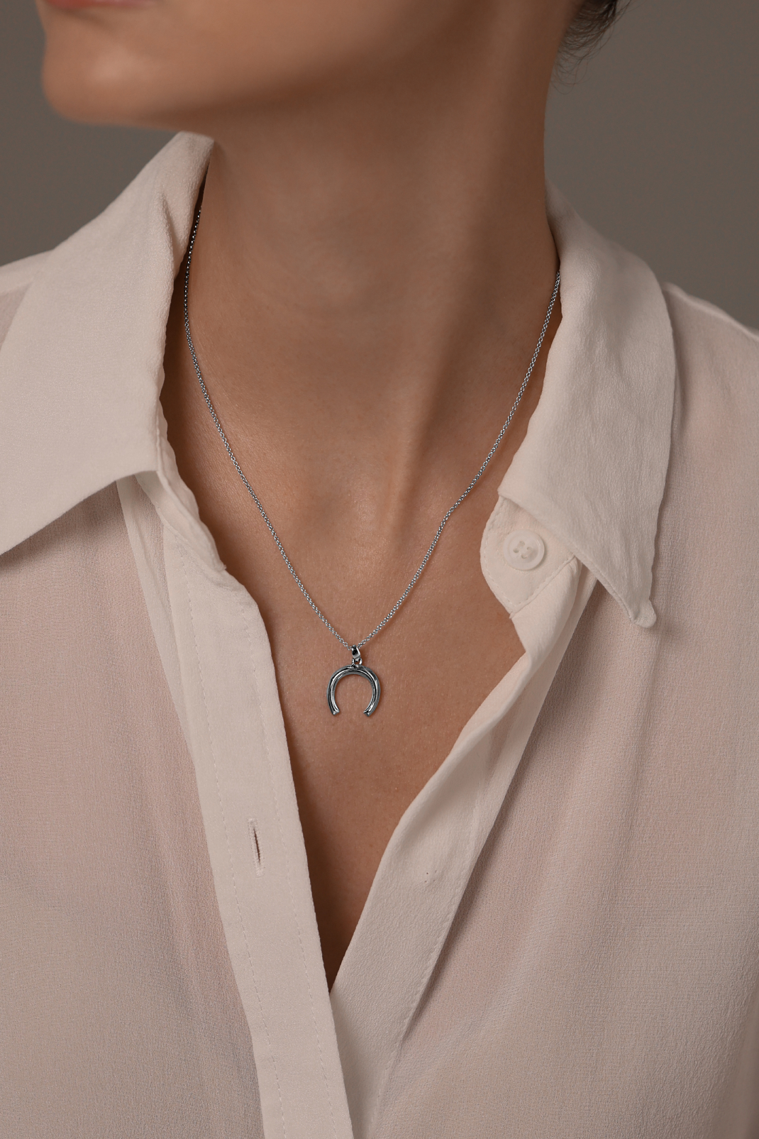 Колье: Колье Подкова можно купить в ювелирном гардеробе MOMNT (Momentsilver), интернет-магазине украшений из серебра. Серебро 925, родий. Артикул 